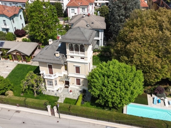 SIGNORILE VILLA D’EPOCA CON PISCINA E ASCENSORE