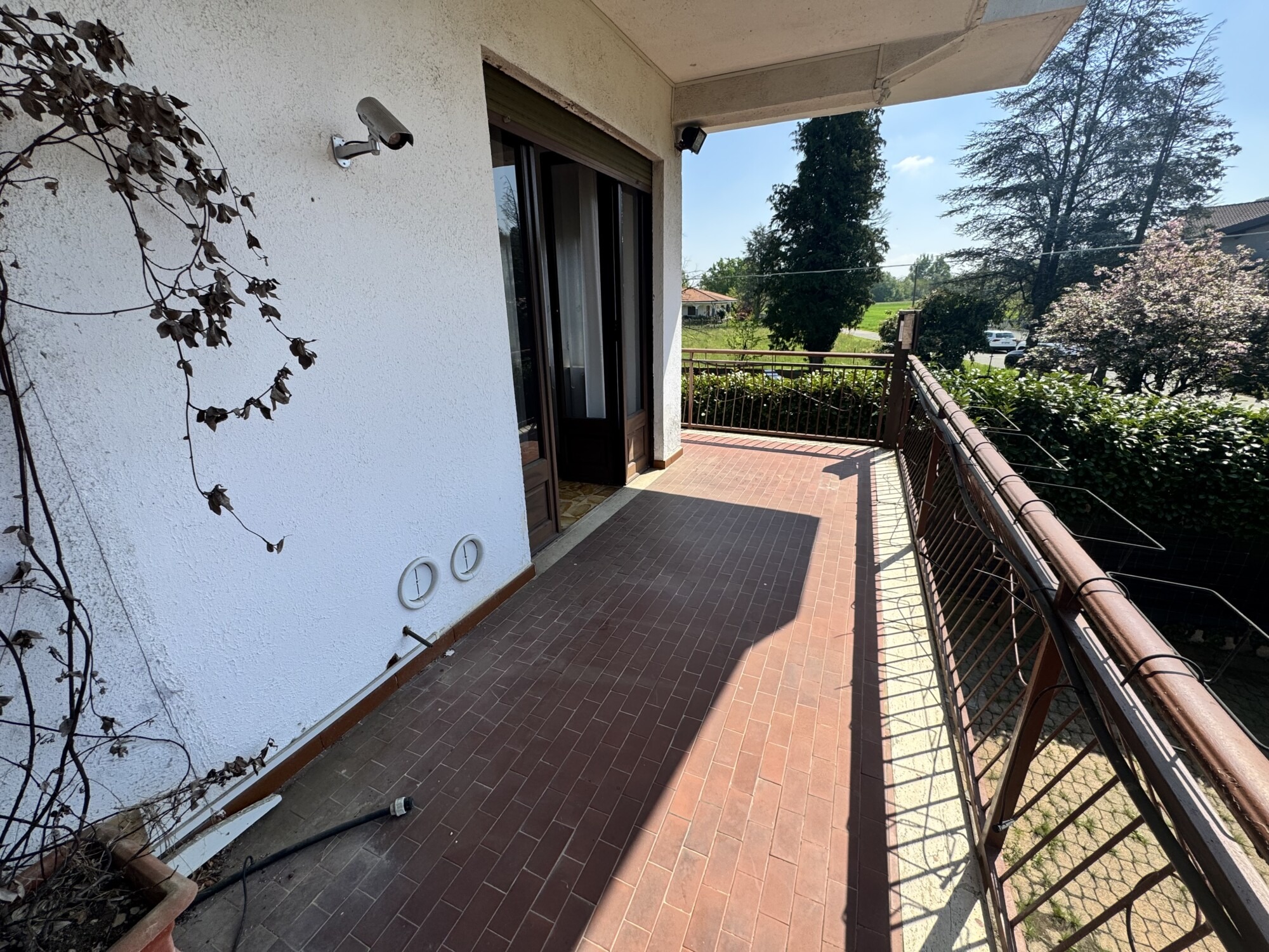 FRONT (TO) VILLINO INDIPENDENTE CON GIARDINO PRIVATO.