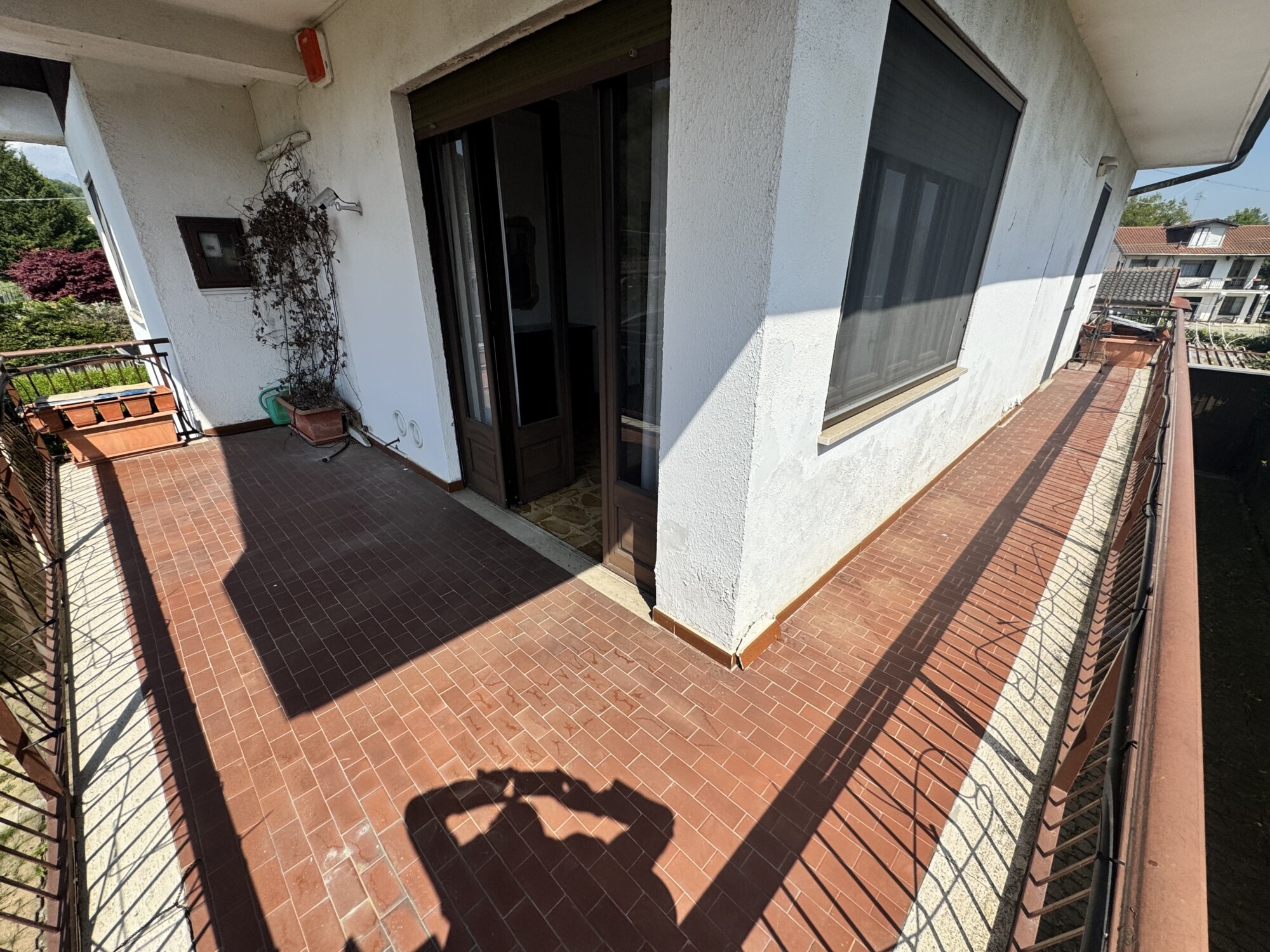 FRONT (TO) VILLINO INDIPENDENTE CON GIARDINO PRIVATO.
