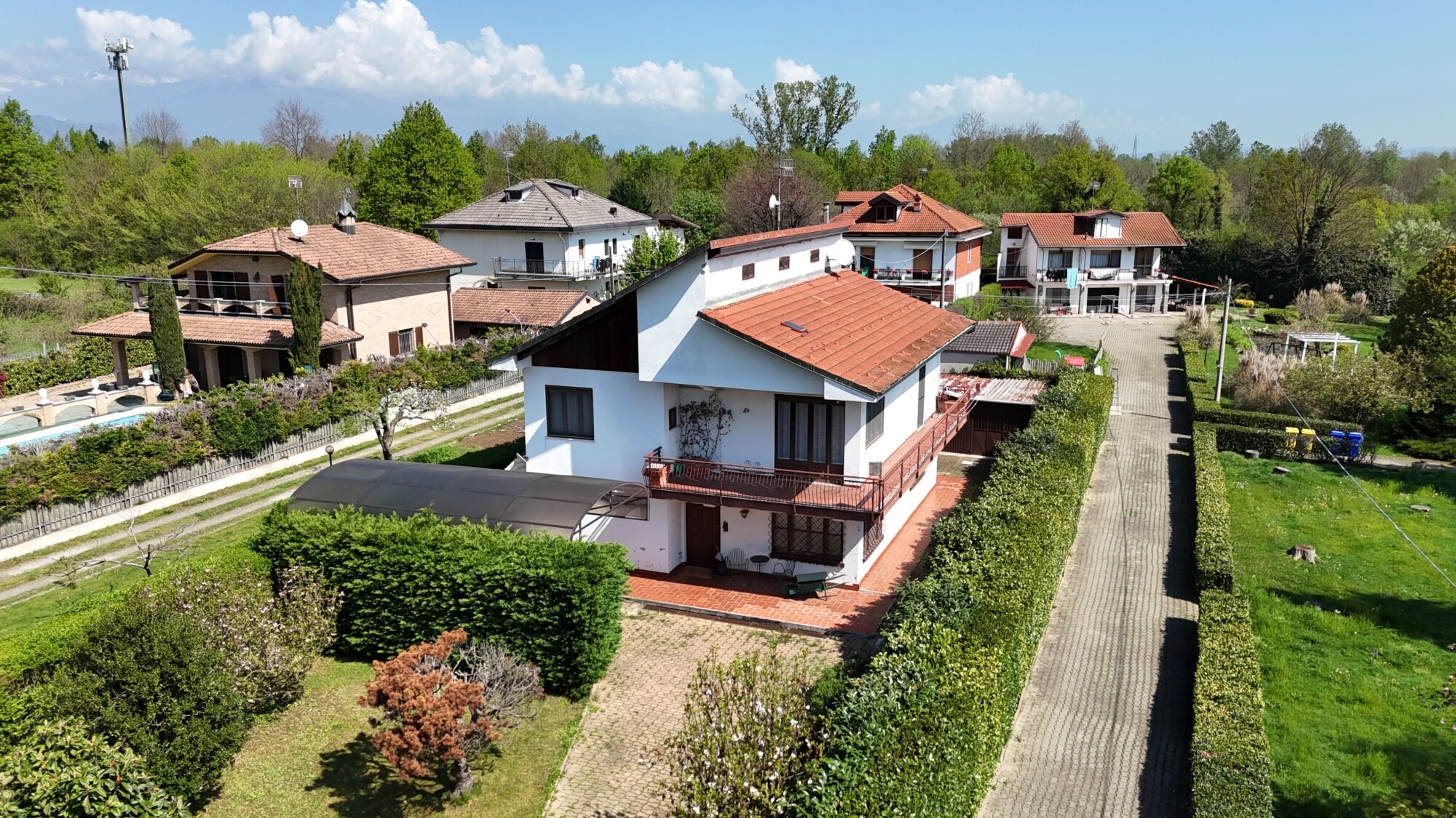 FRONT (TO) VILLINO INDIPENDENTE CON GIARDINO PRIVATO.