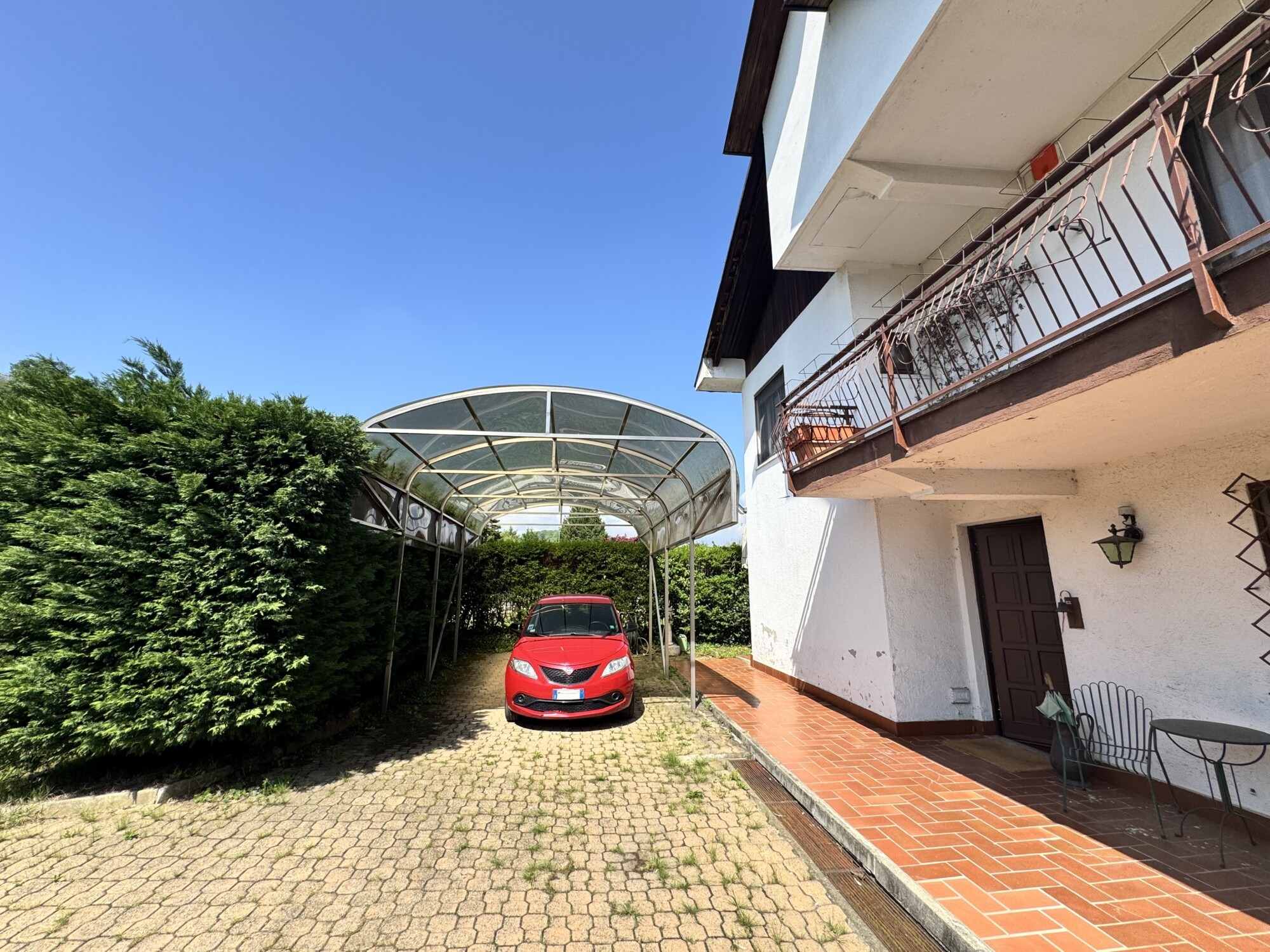 FRONT (TO) VILLINO INDIPENDENTE CON GIARDINO PRIVATO.