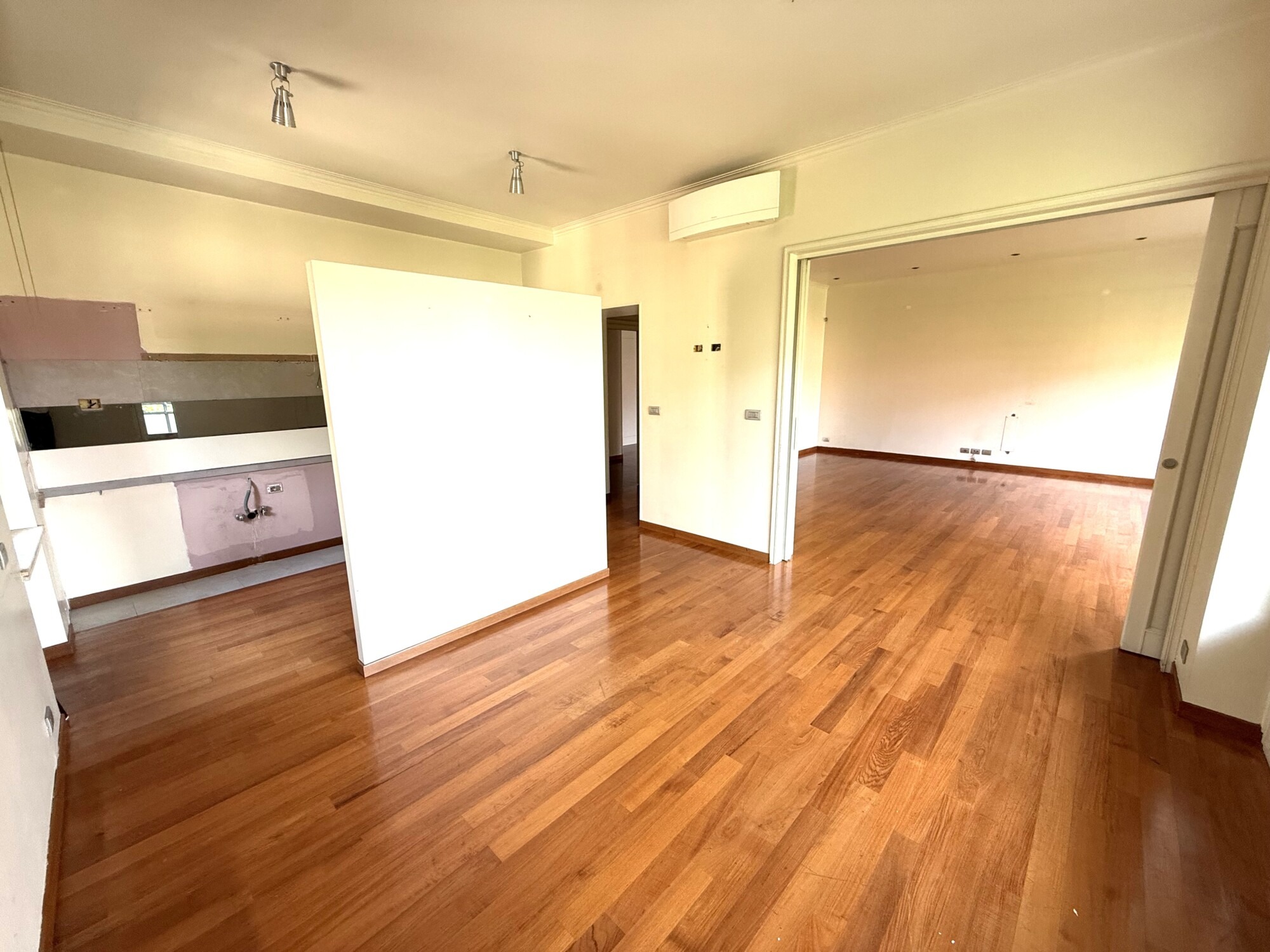 SPLENDIDO APPARTAMENTO DI MQ. 221 IN STABILE SIGNORILE