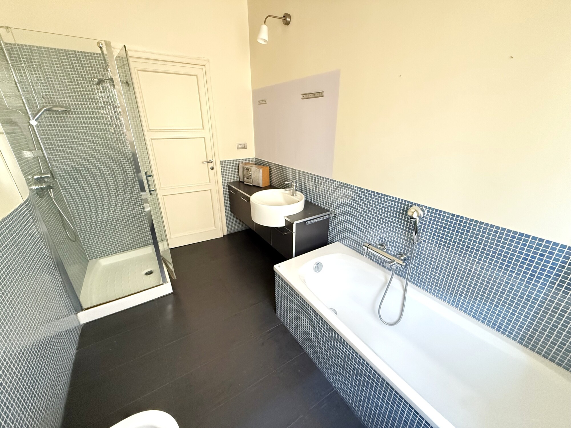 SPLENDIDO APPARTAMENTO DI MQ. 221 IN STABILE SIGNORILE