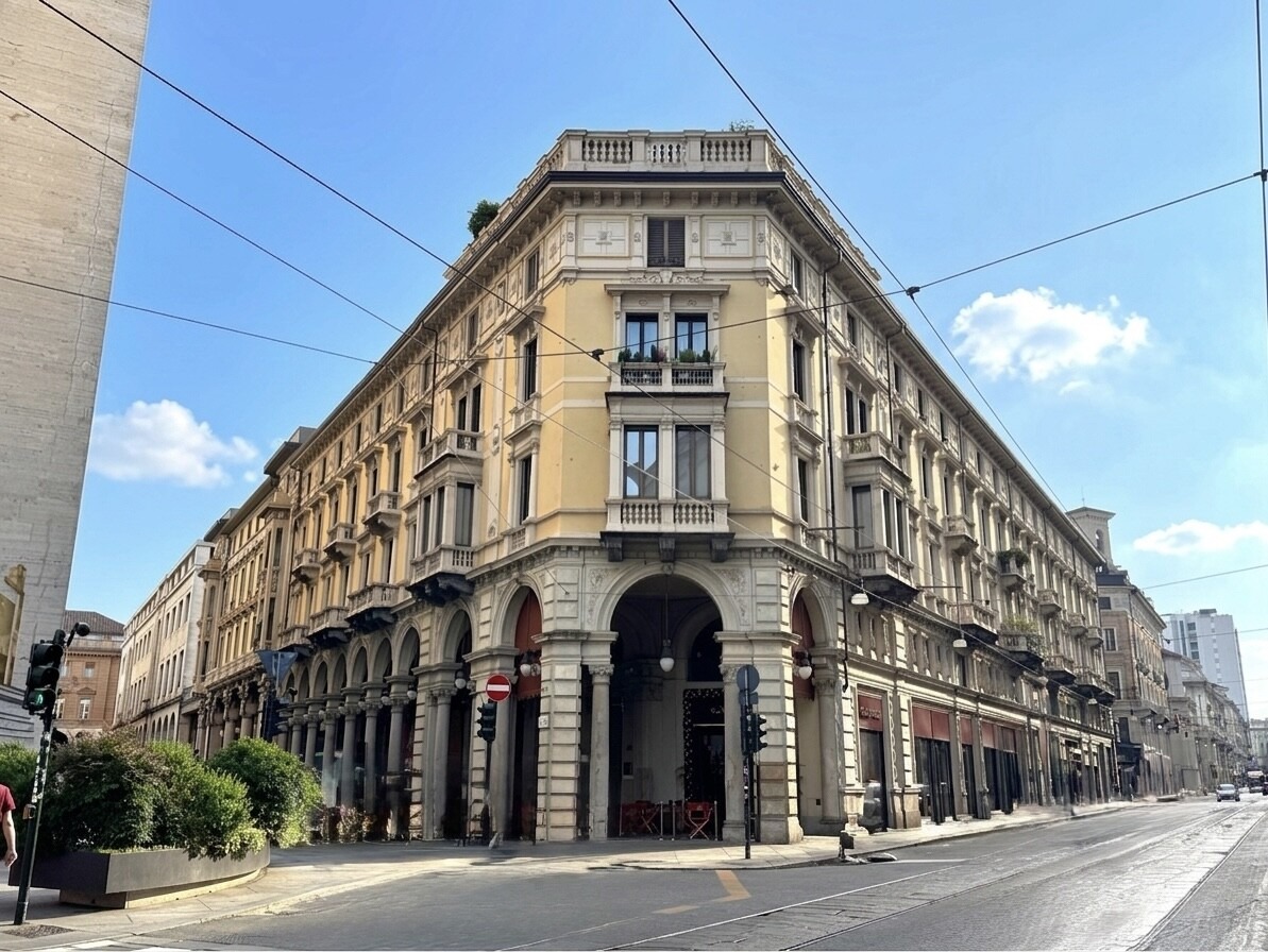 00 MQ. 225 FINEMENTE RISTRUTTURATI CON POSTO AUTO