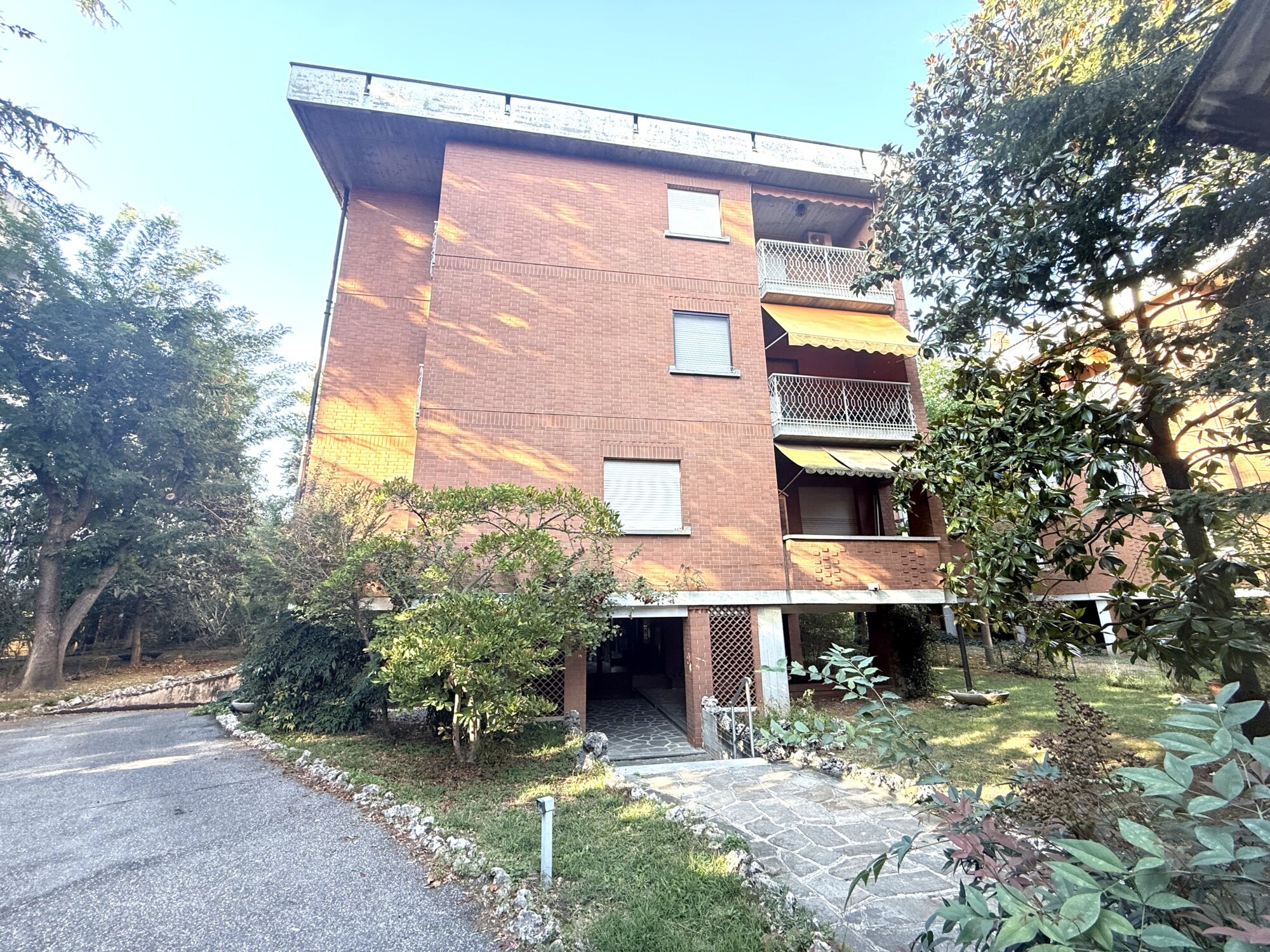 QUADRILOCALE CON BOX AUTO IN PICCOLA PALAZZINA