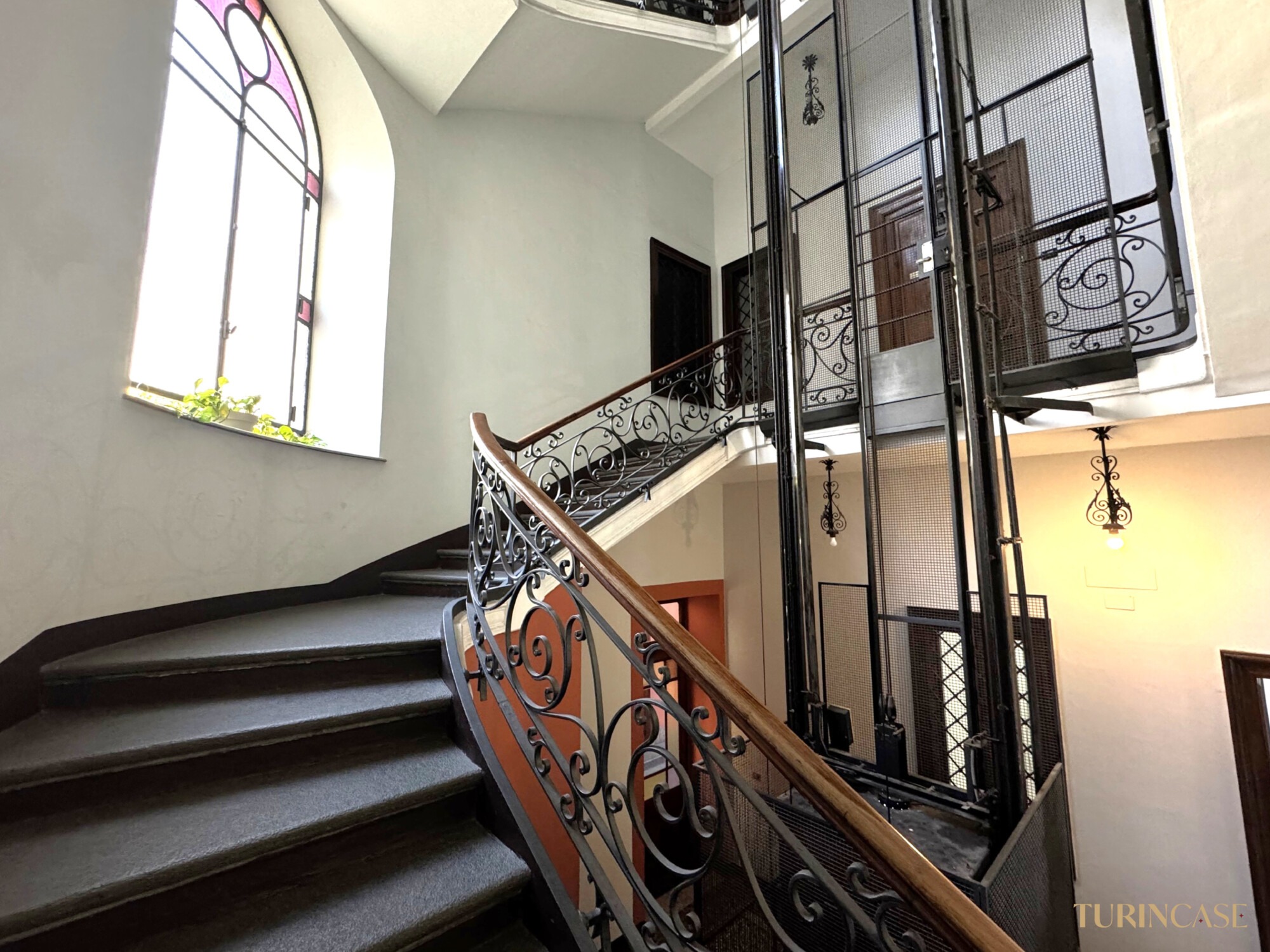 APPARTAMENTO DI PREGIO CON TERRAZZO