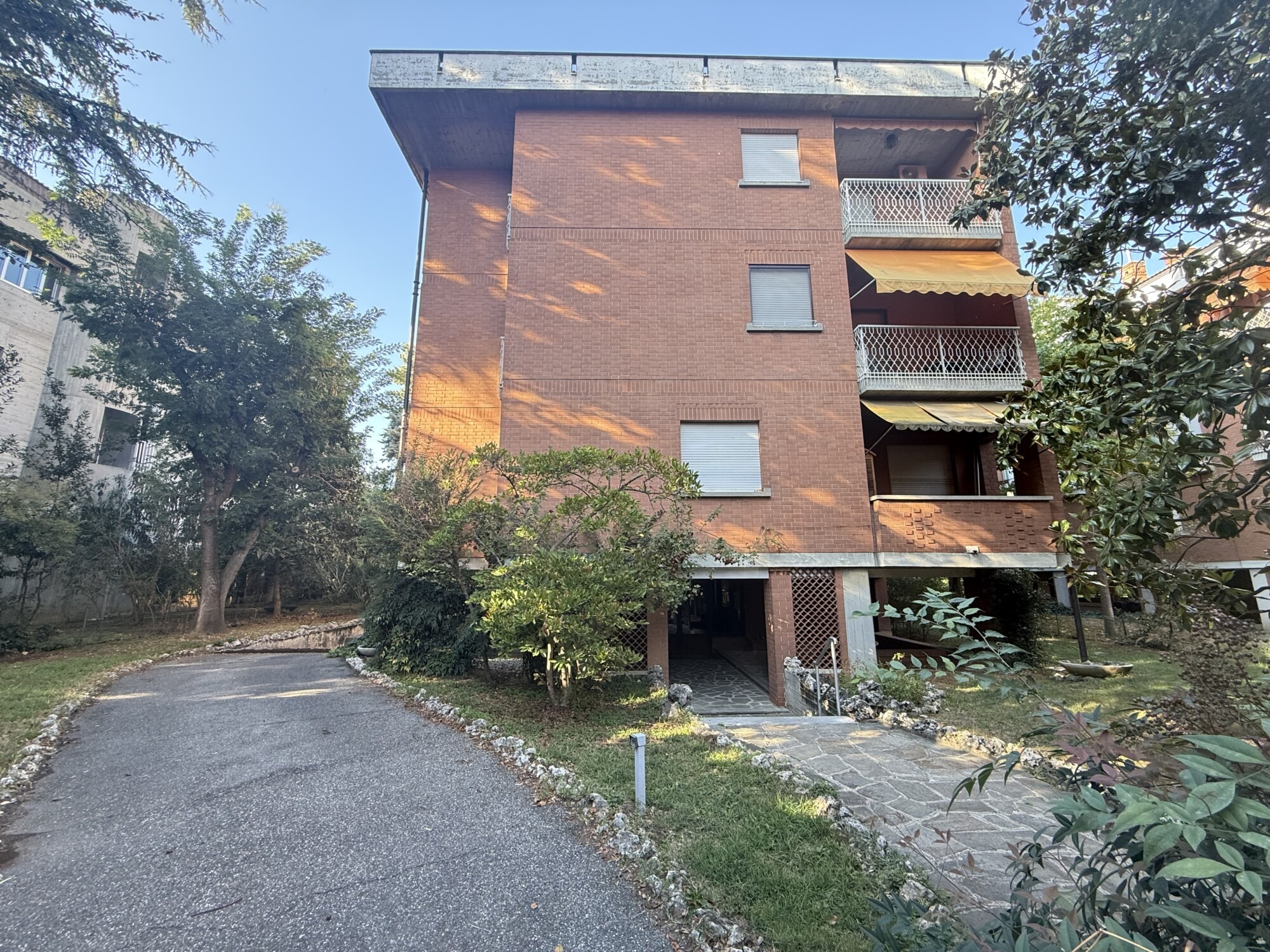 QUADRILOCALE CON BOX AUTO IN PICCOLA PALAZZINA