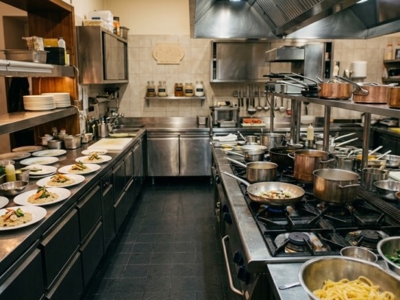 RISTORANTE CON DEHORS E ATTREZZATURA COMPLETA