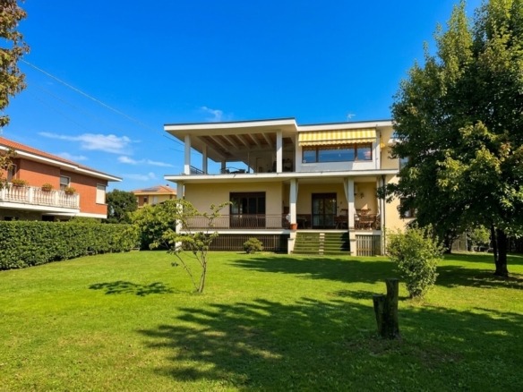 VILLA BIFAMILIARE CON AMPIO GIARDINO PRIVATO