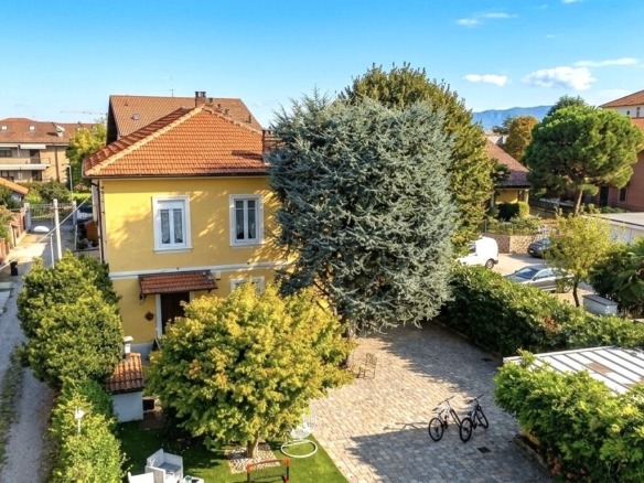 VILLETTA IN STILE LIBERTY CON GIARDINO PRIVATO