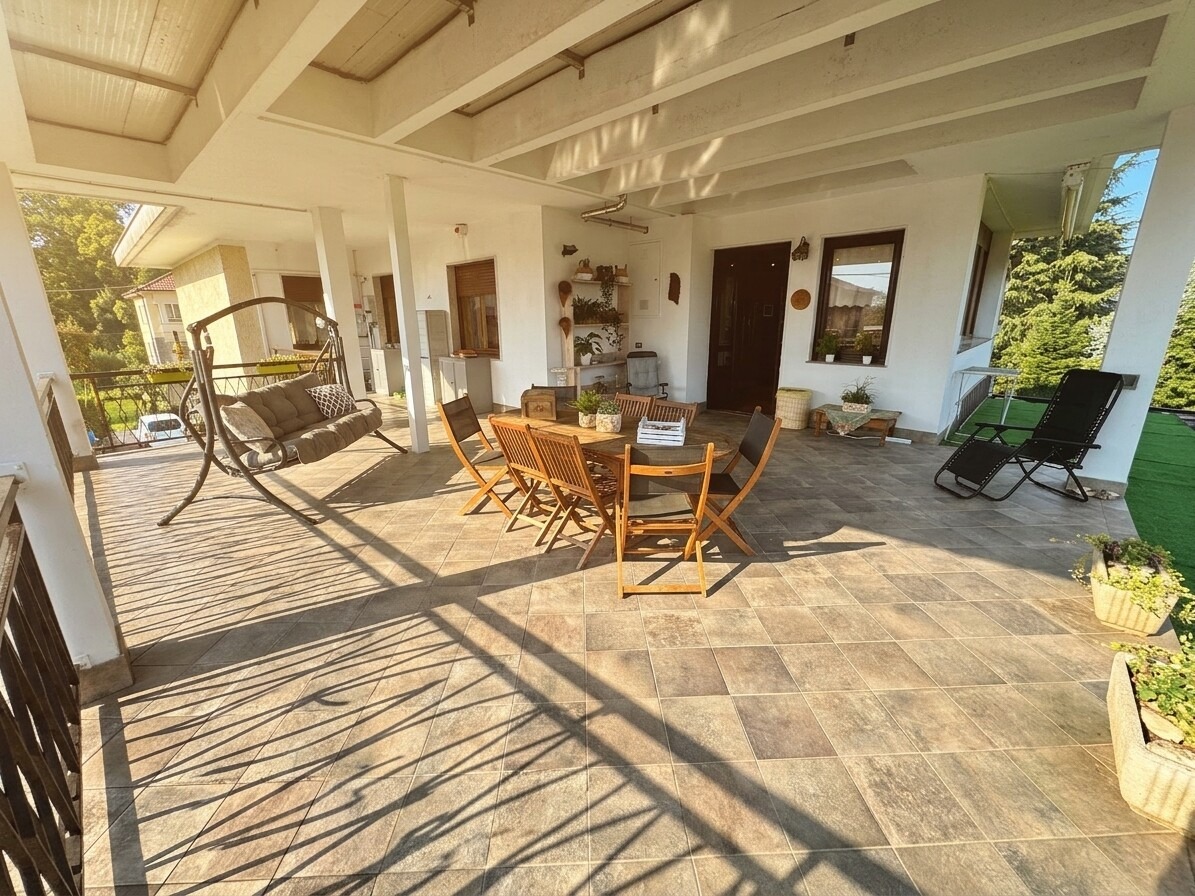 VILLA BIFAMILIARE CON AMPIO GIARDINO PRIVATO