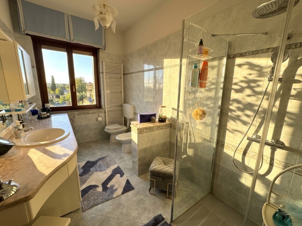 VILLA BIFAMILIARE CON AMPIO GIARDINO PRIVATO