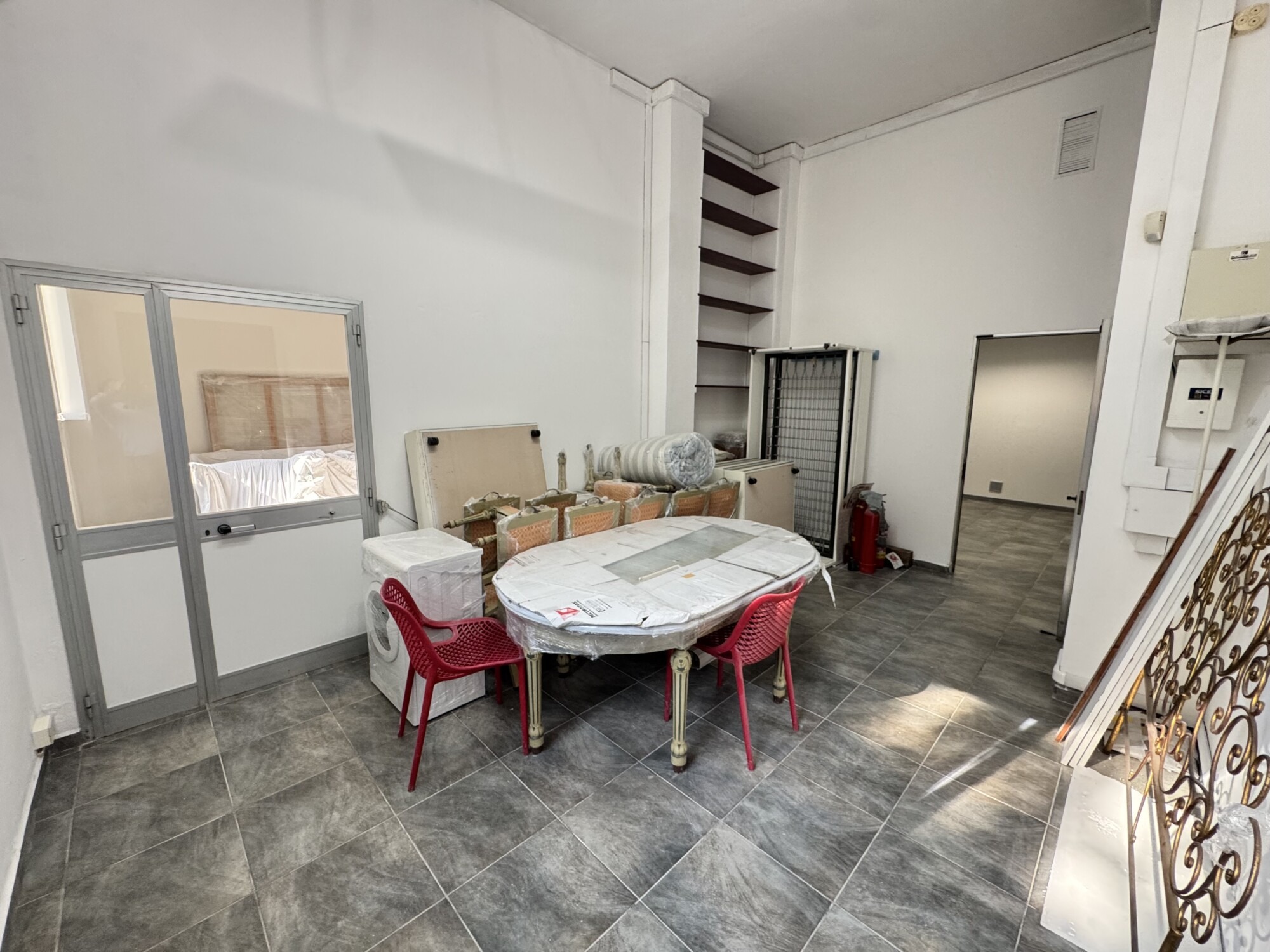LOCALE COMMERCIALE DI MQ. 260 CON POSTO AUTO