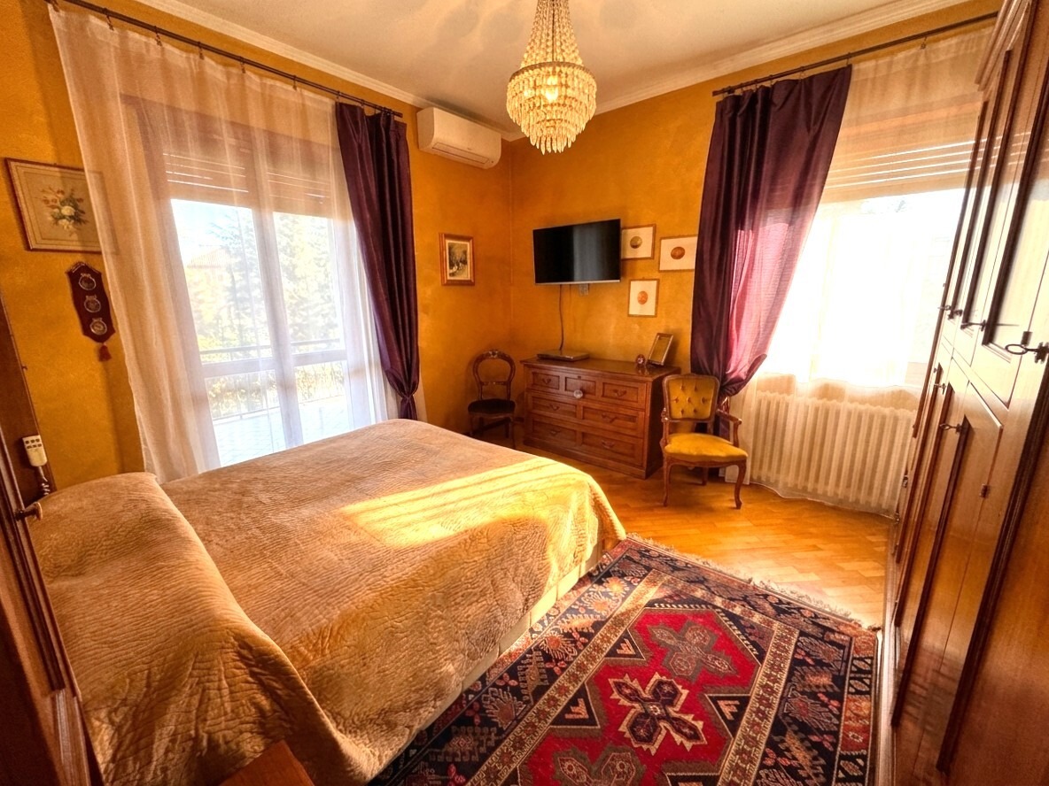 VILLA BIFAMILIARE CON AMPIO GIARDINO PRIVATO