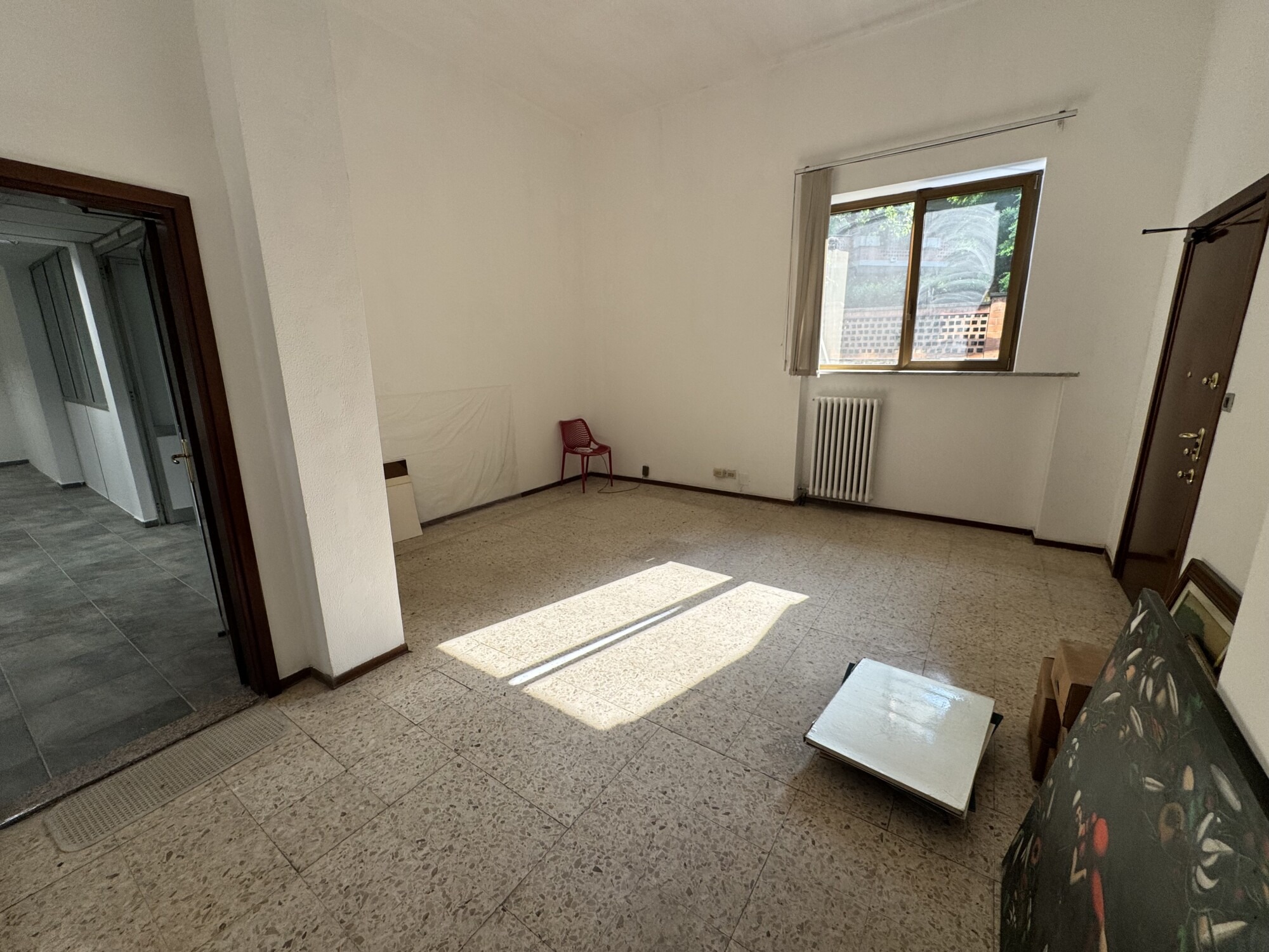 LOCALE COMMERCIALE DI MQ. 260 CON POSTO AUTO
