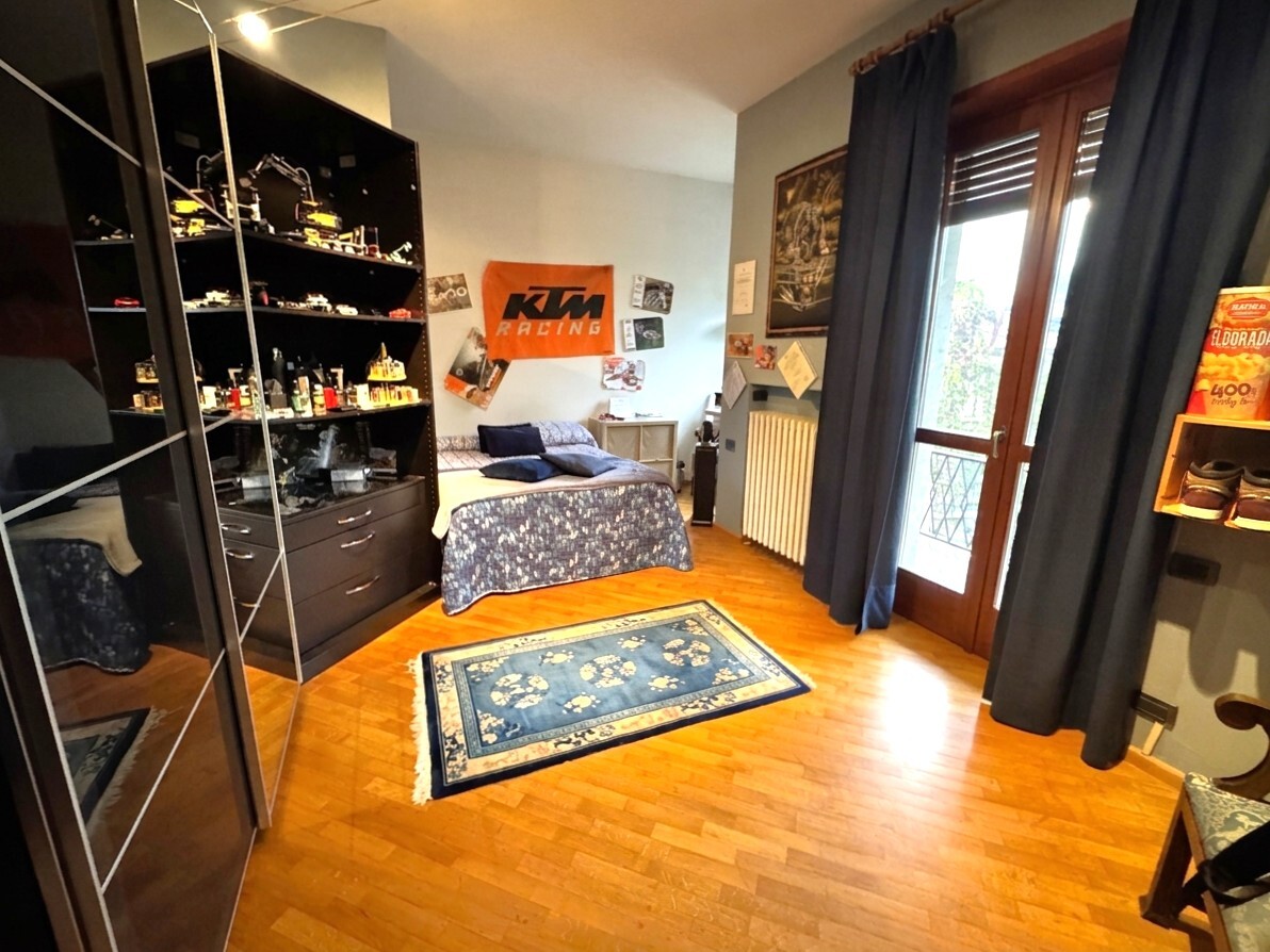 VILLA BIFAMILIARE CON AMPIO GIARDINO PRIVATO