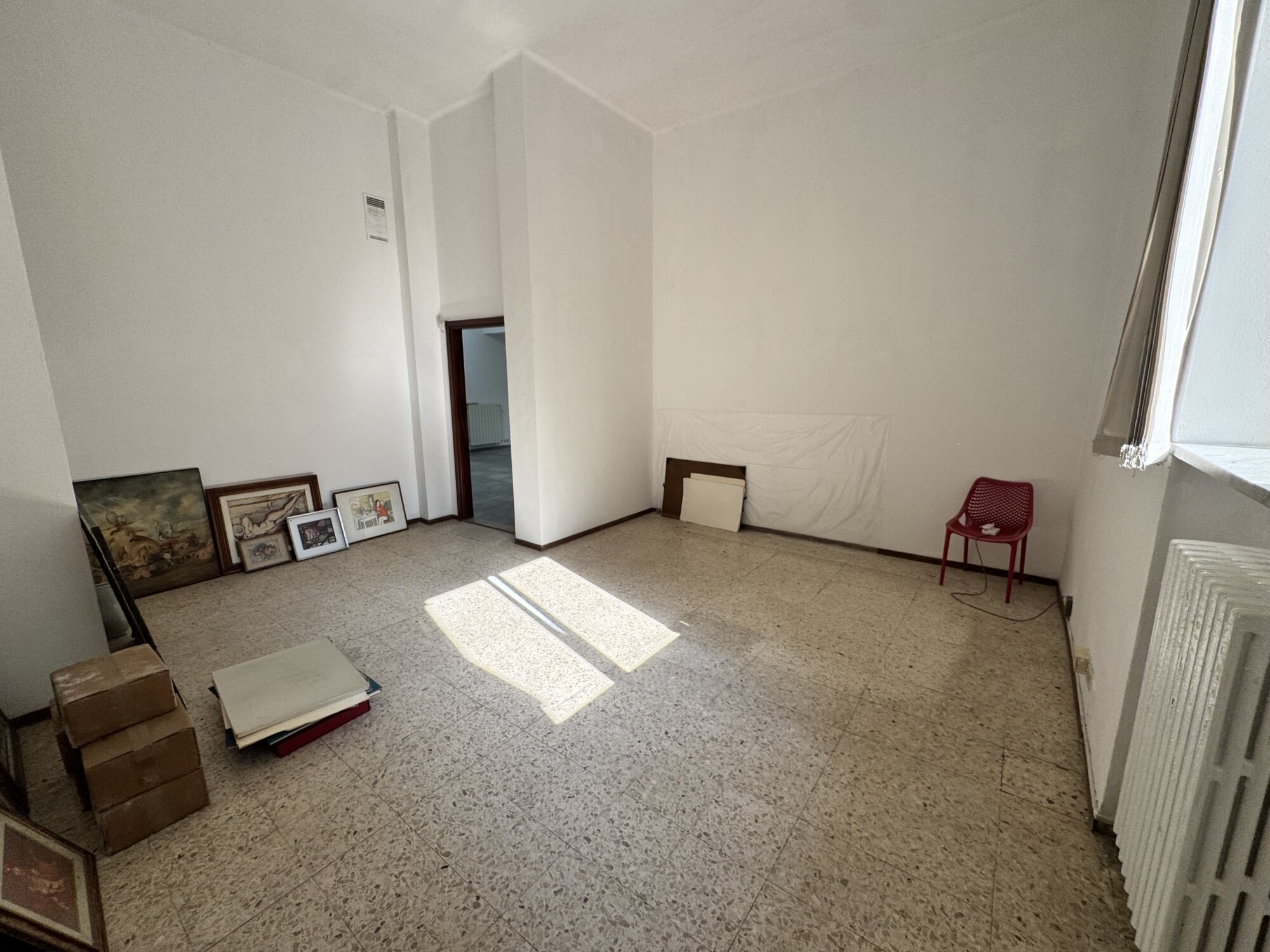 LOCALE COMMERCIALE DI MQ. 260 CON POSTO AUTO