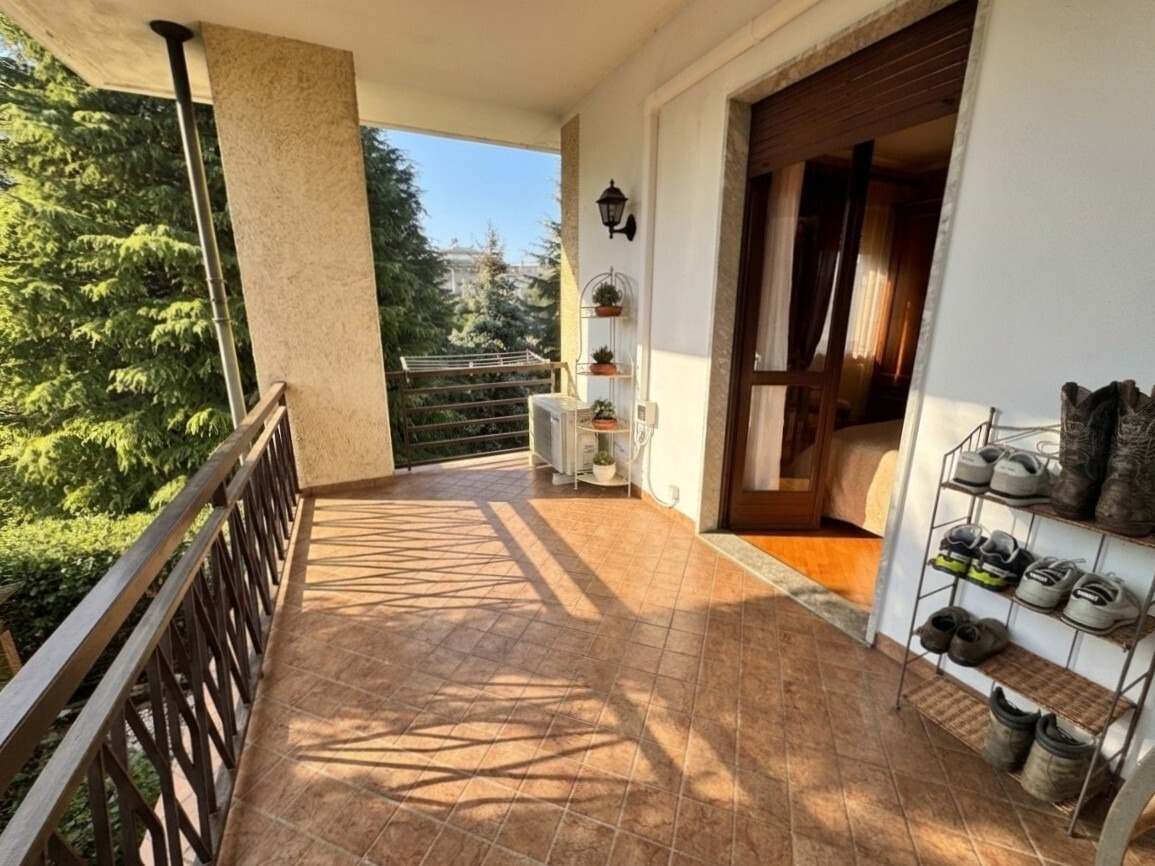 VILLA BIFAMILIARE CON AMPIO GIARDINO PRIVATO