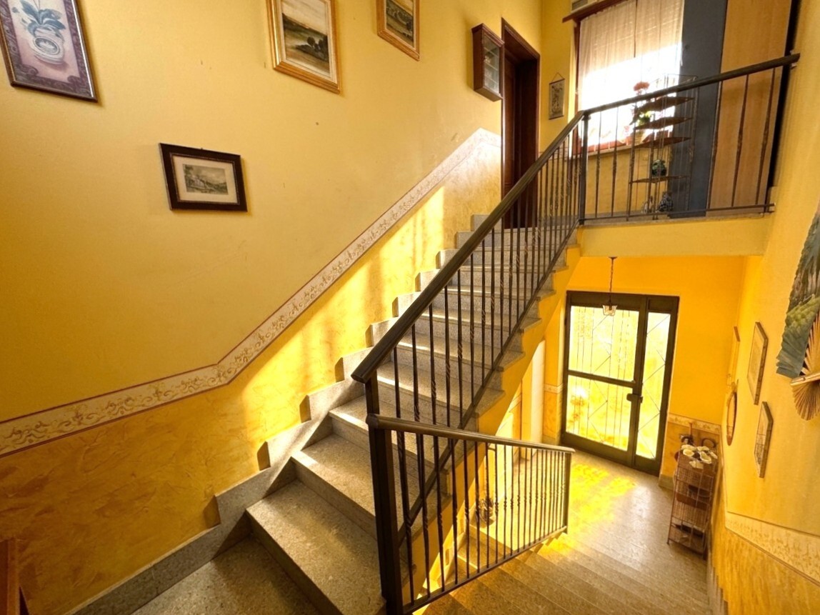 VILLA BIFAMILIARE CON AMPIO GIARDINO PRIVATO