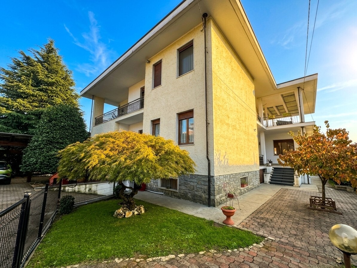 VILLA BIFAMILIARE CON AMPIO GIARDINO PRIVATO