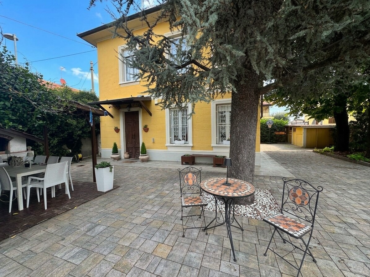VILLETTA IN STILE LIBERTY CON GIARDINO PRIVATO