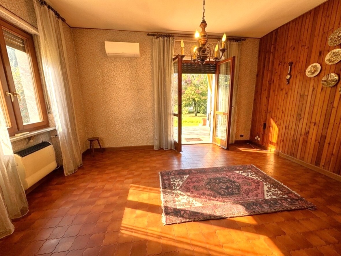 VILLA BIFAMILIARE CON AMPIO GIARDINO PRIVATO