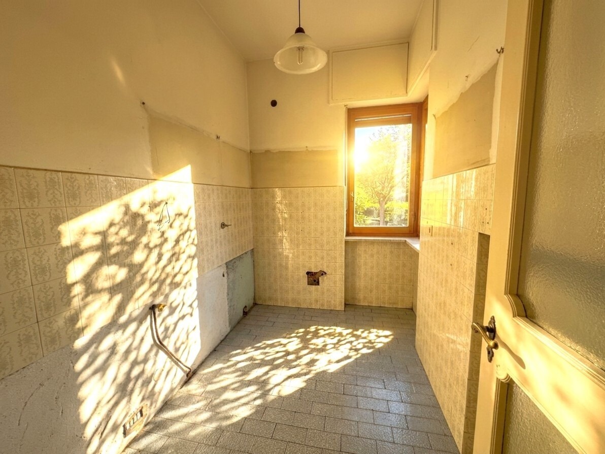 VILLA BIFAMILIARE CON AMPIO GIARDINO PRIVATO