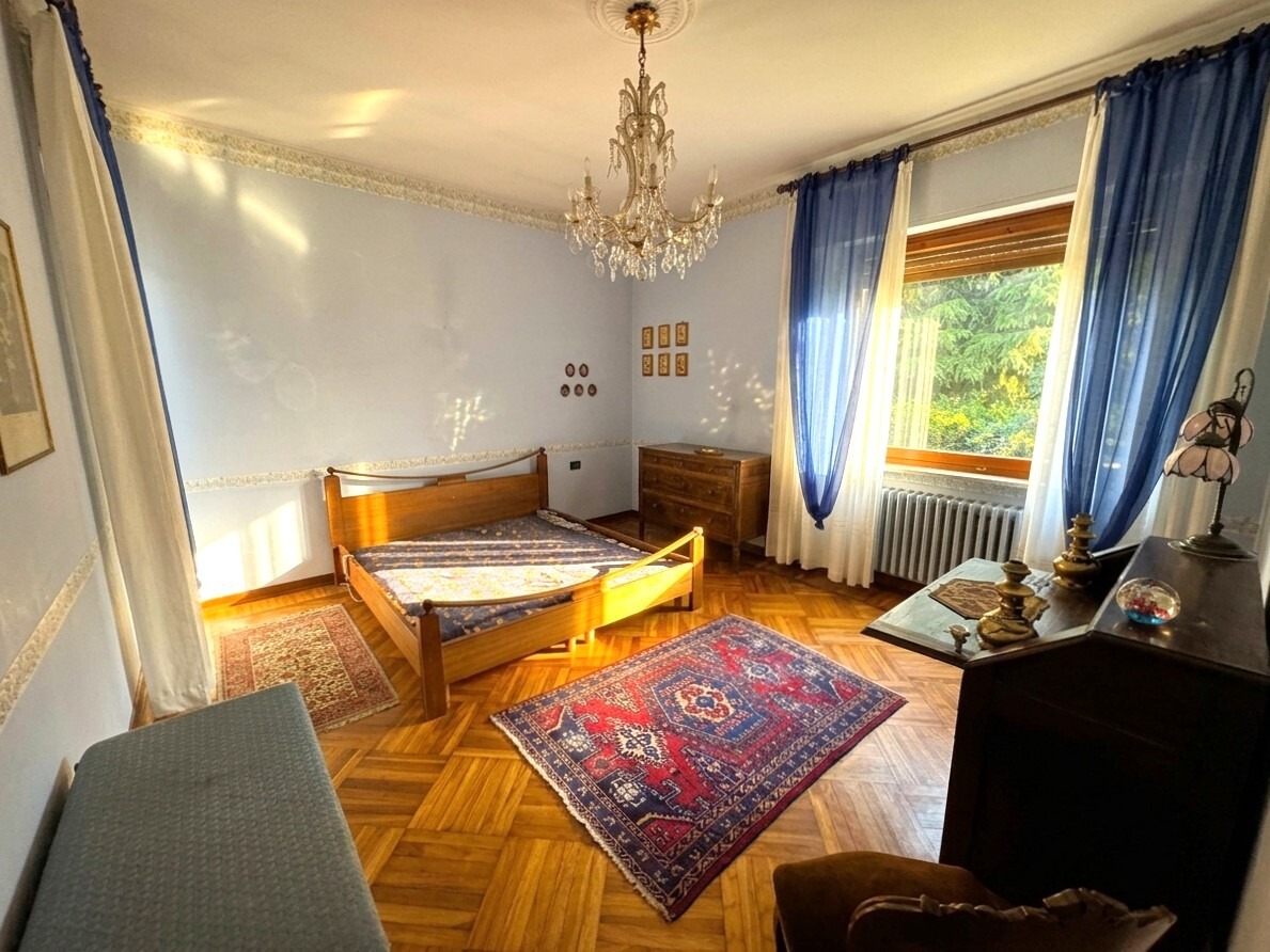VILLA BIFAMILIARE CON AMPIO GIARDINO PRIVATO