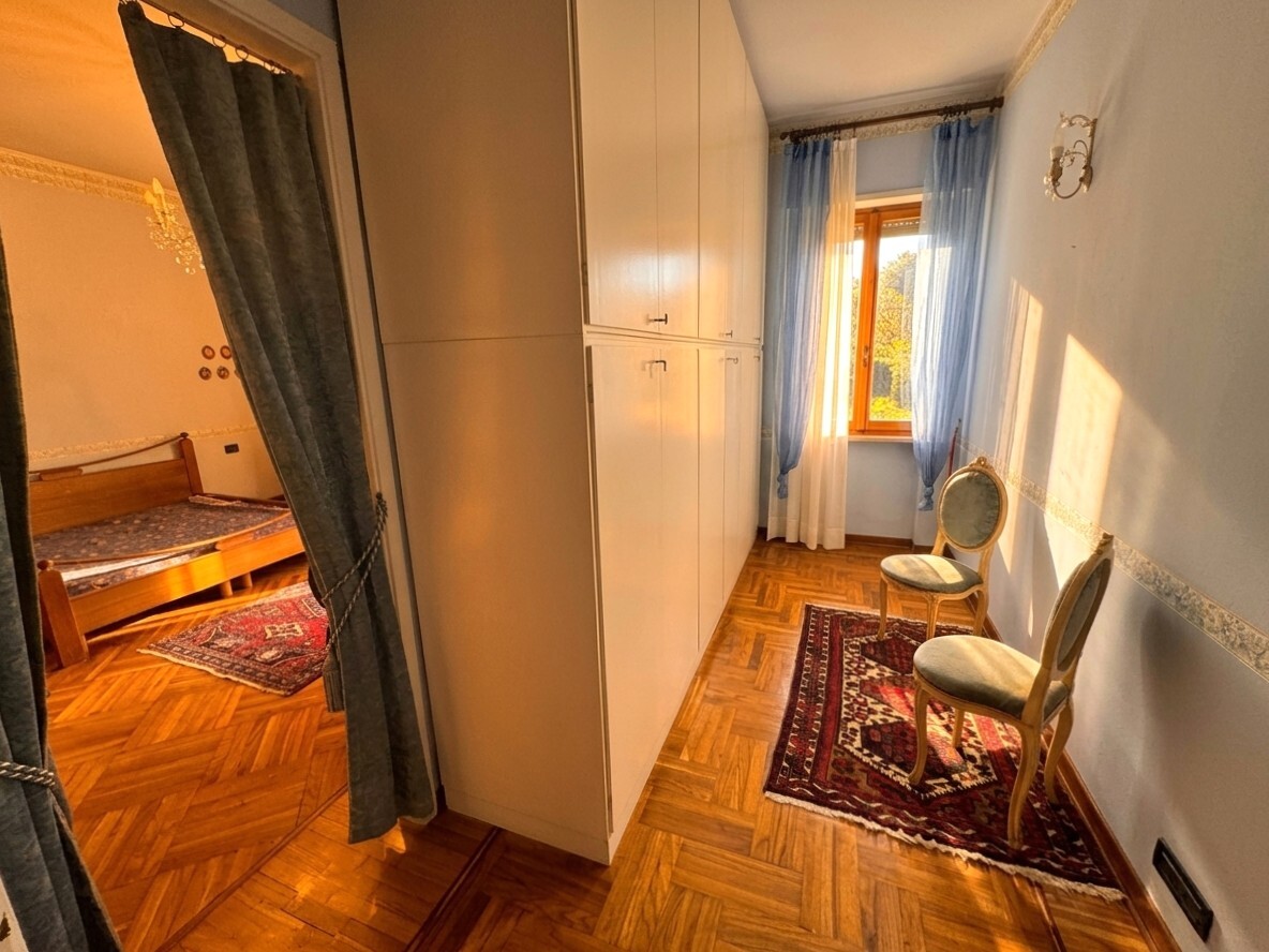 VILLA BIFAMILIARE CON AMPIO GIARDINO PRIVATO
