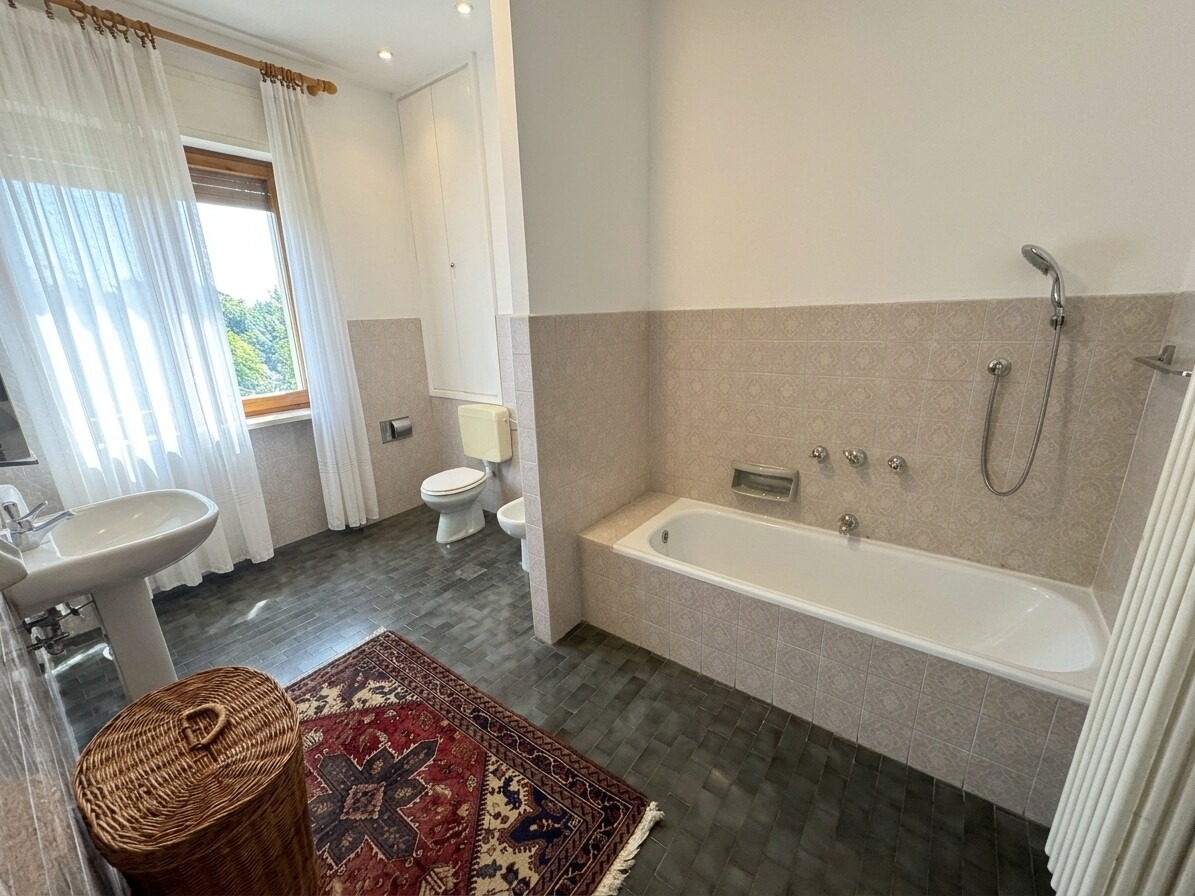 VILLA BIFAMILIARE CON AMPIO GIARDINO PRIVATO