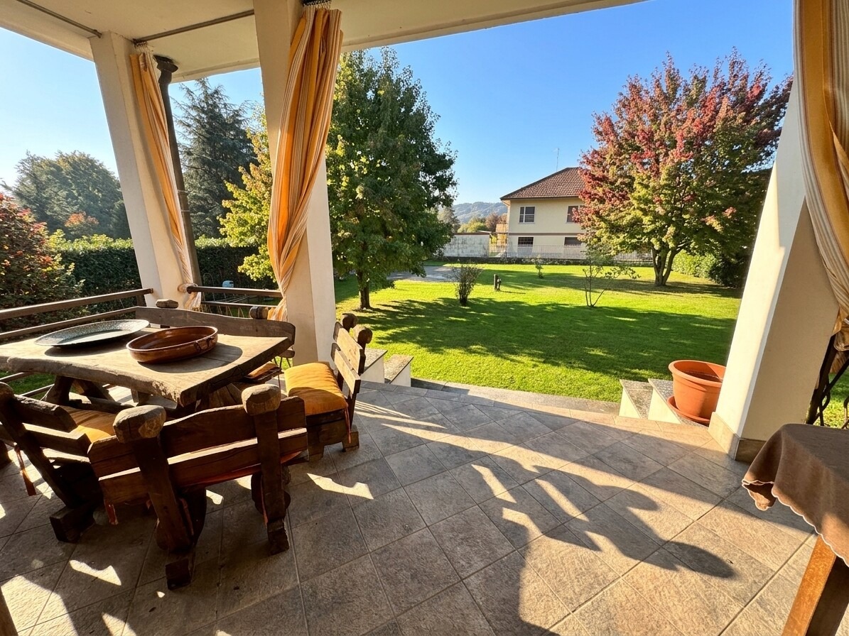 VILLA BIFAMILIARE CON AMPIO GIARDINO PRIVATO