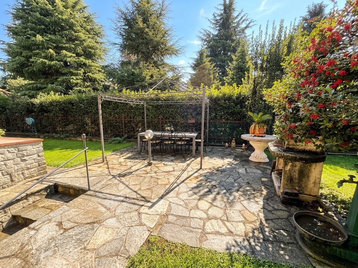 VILLA BIFAMILIARE CON AMPIO GIARDINO PRIVATO