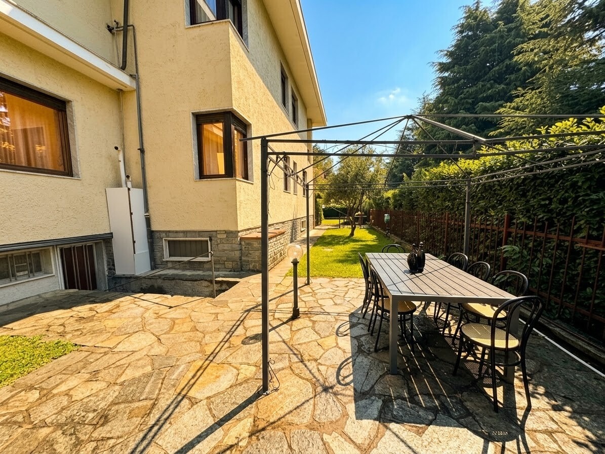 VILLA BIFAMILIARE CON AMPIO GIARDINO PRIVATO