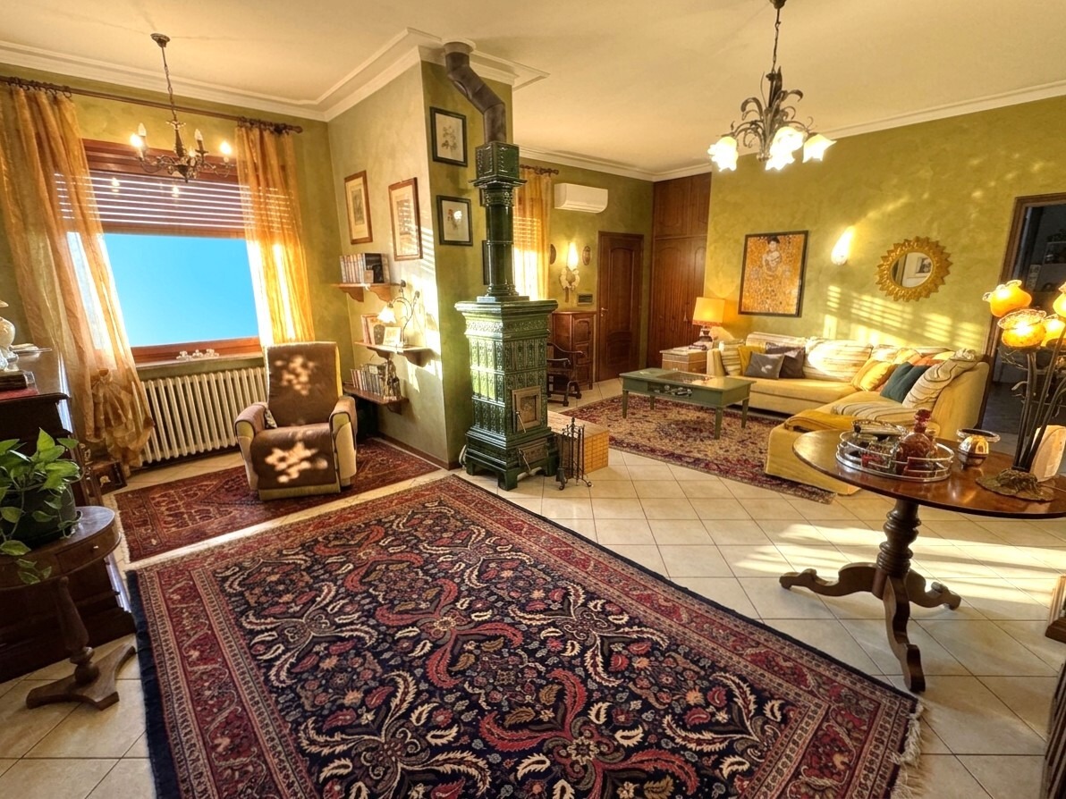 VILLA BIFAMILIARE CON AMPIO GIARDINO PRIVATO