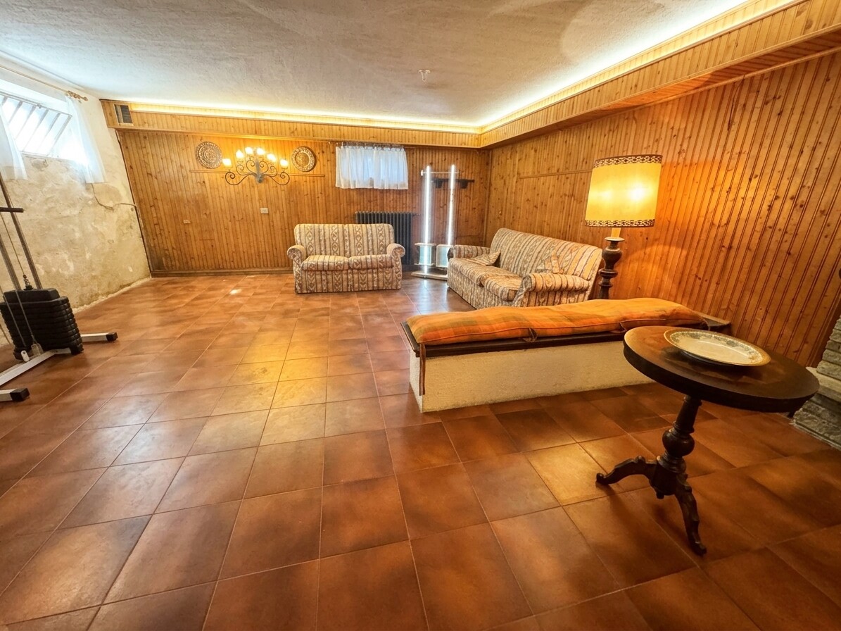 VILLA BIFAMILIARE CON AMPIO GIARDINO PRIVATO