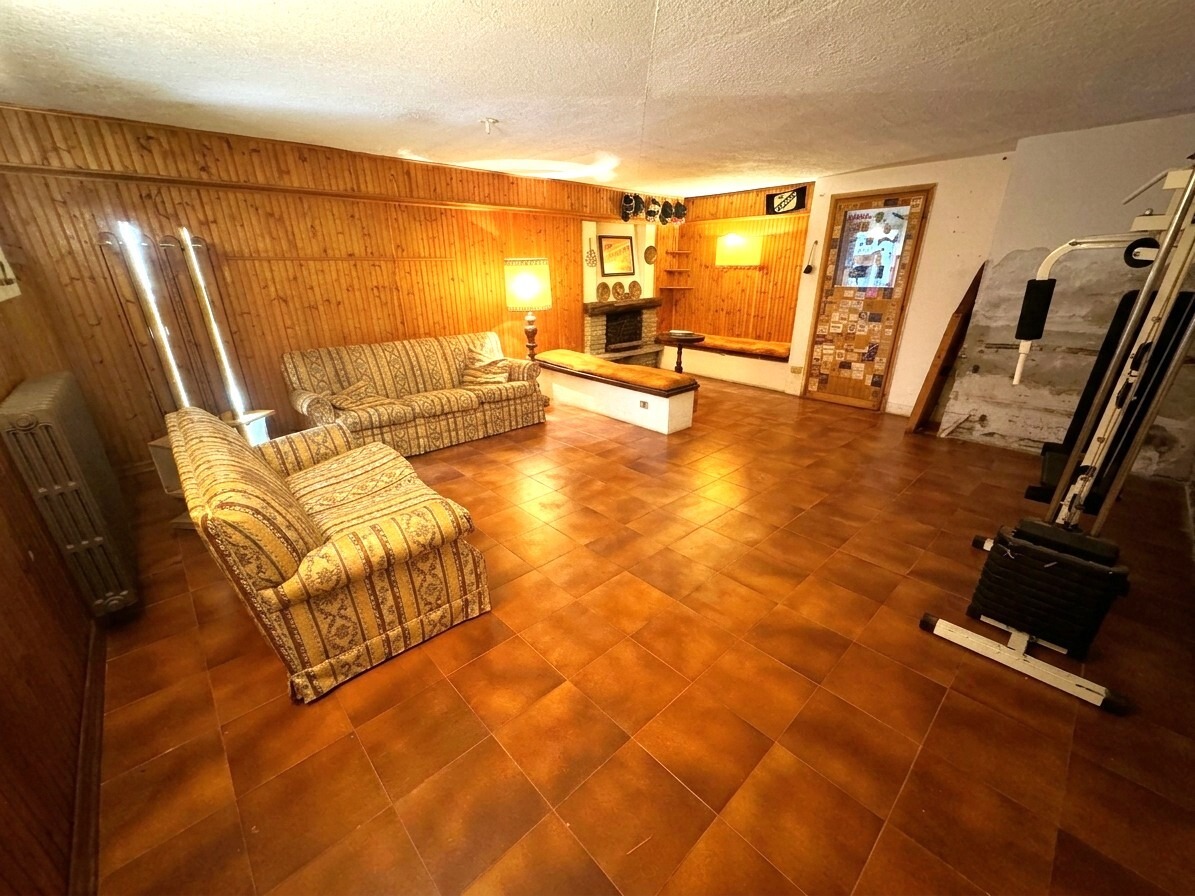 VILLA BIFAMILIARE CON AMPIO GIARDINO PRIVATO