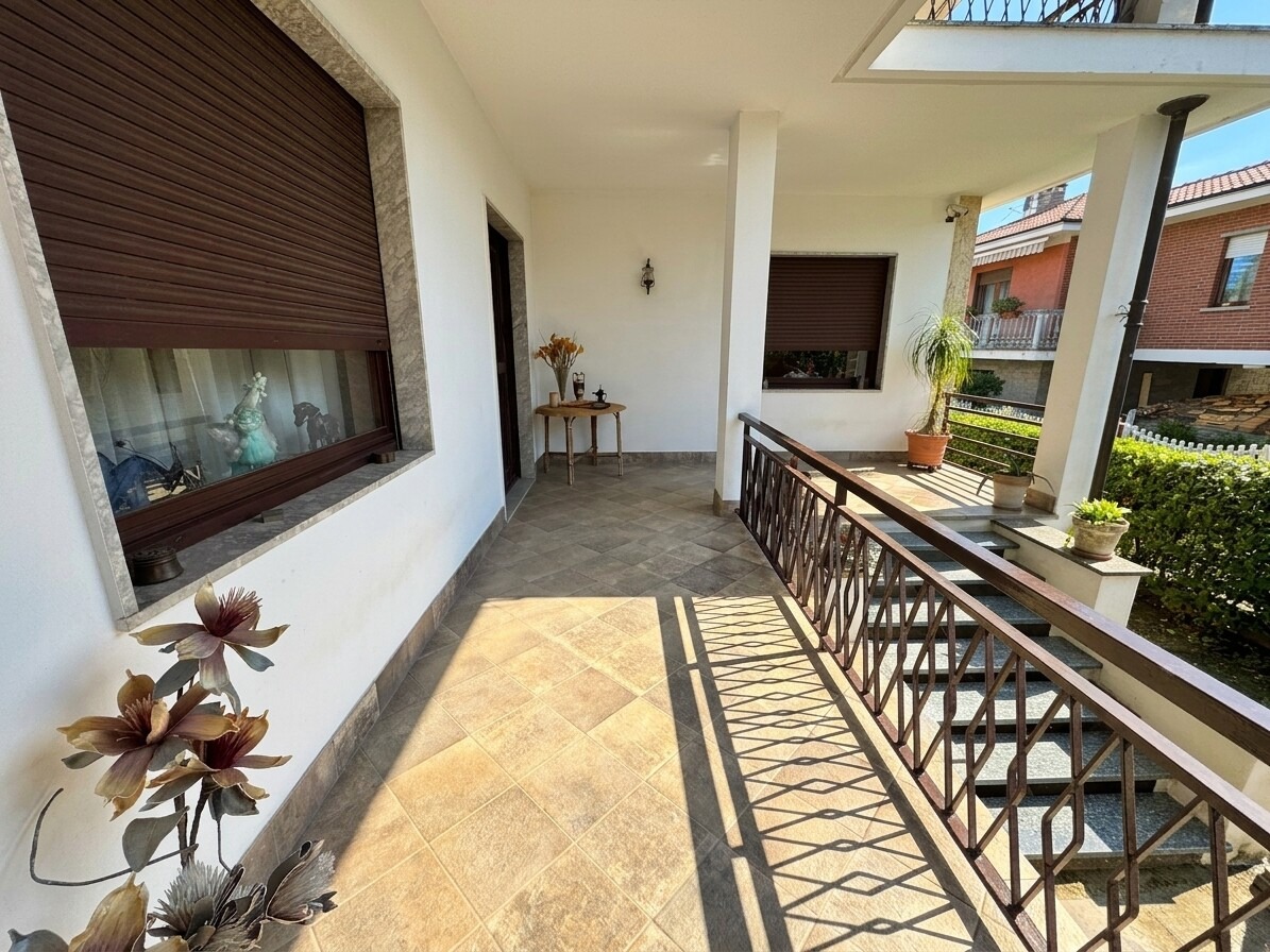 VILLA BIFAMILIARE CON AMPIO GIARDINO PRIVATO