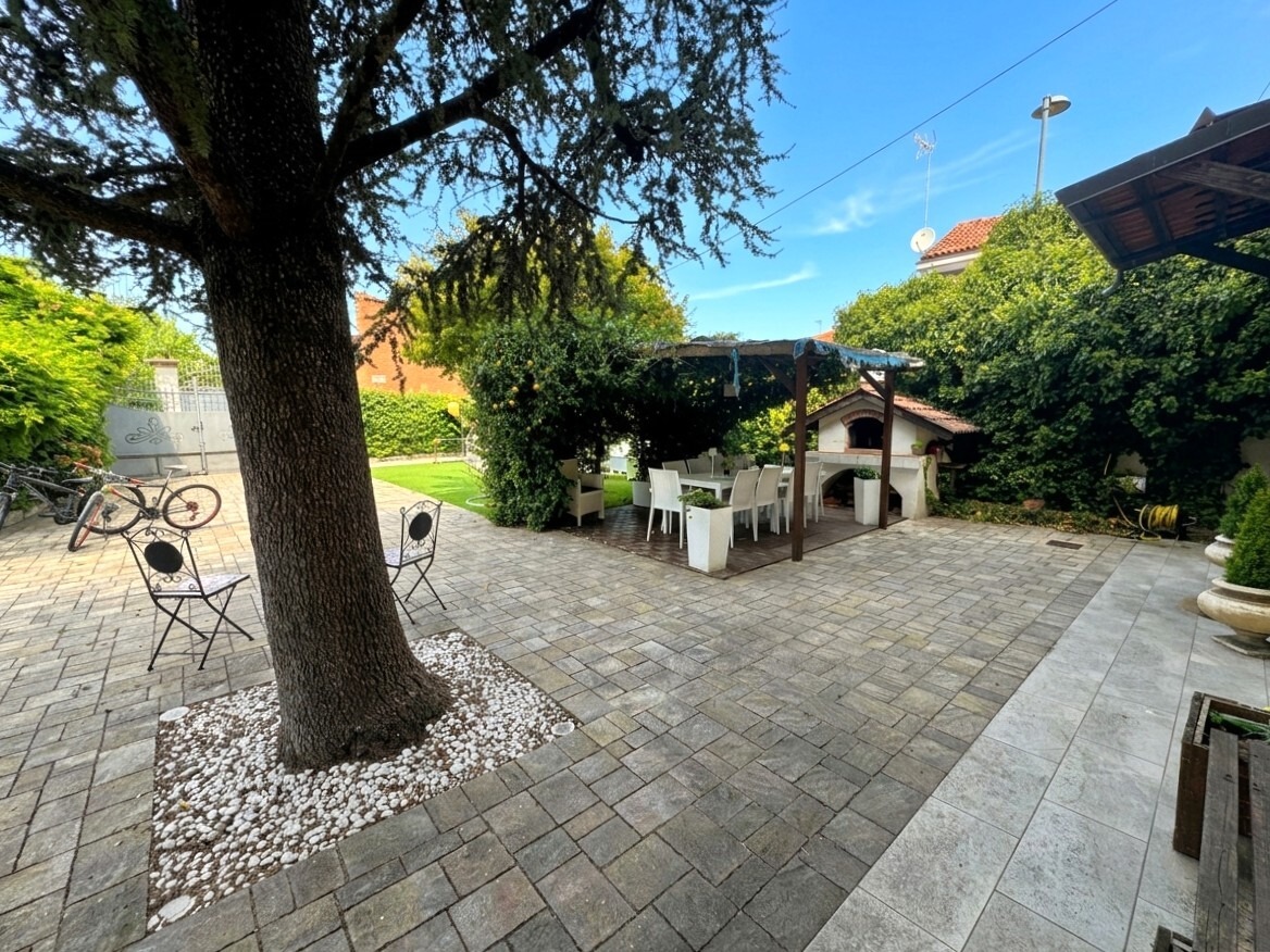 VILLETTA IN STILE LIBERTY CON GIARDINO PRIVATO