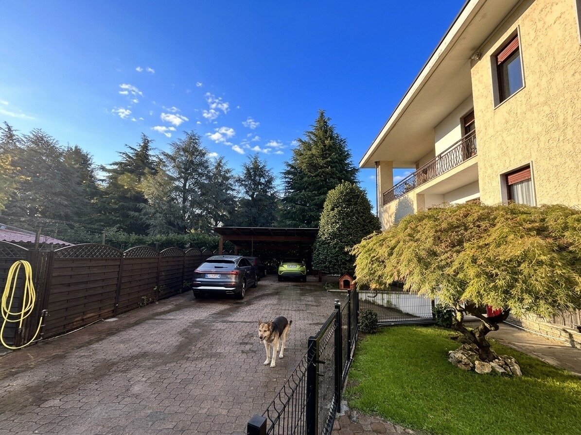 VILLA BIFAMILIARE CON AMPIO GIARDINO PRIVATO
