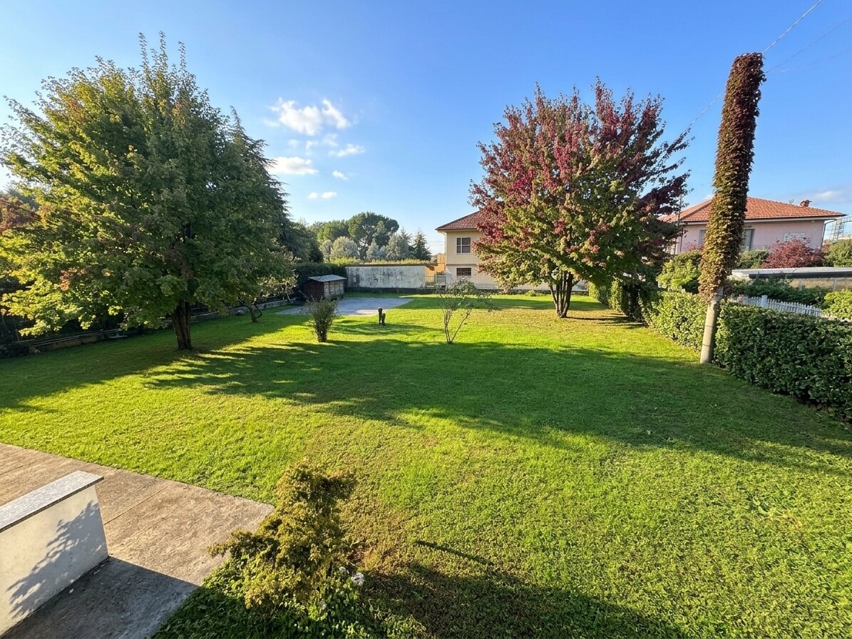 VILLA BIFAMILIARE CON AMPIO GIARDINO PRIVATO