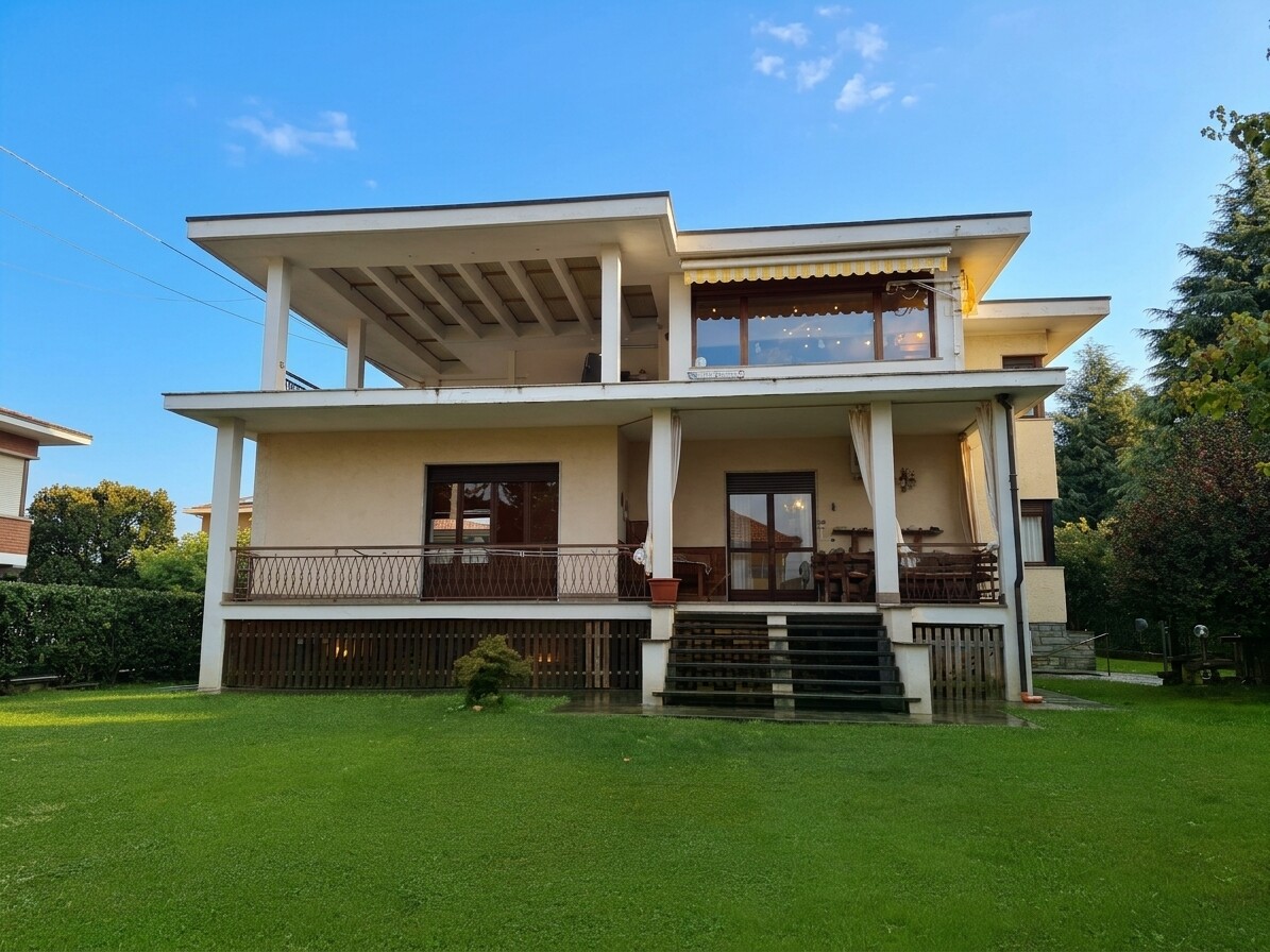 VILLA BIFAMILIARE CON AMPIO GIARDINO PRIVATO