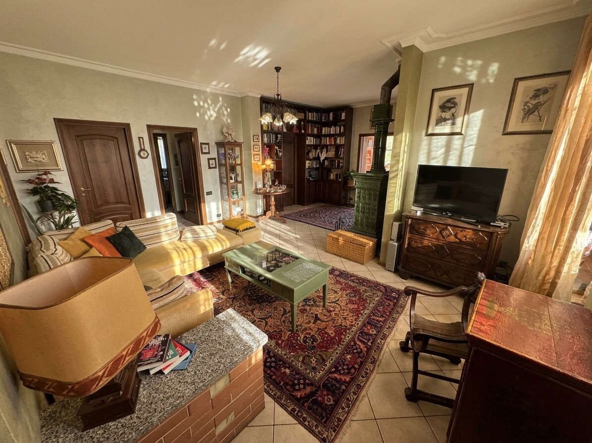 VILLA BIFAMILIARE CON AMPIO GIARDINO PRIVATO