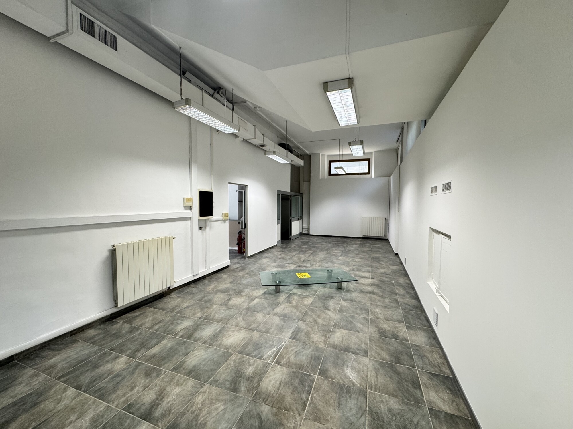 LOCALE COMMERCIALE DI MQ. 260 CON POSTO AUTO