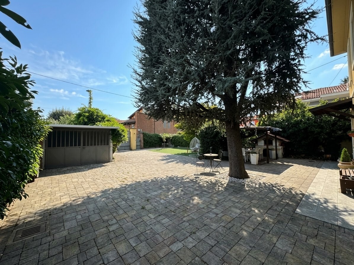 VILLETTA IN STILE LIBERTY CON GIARDINO PRIVATO