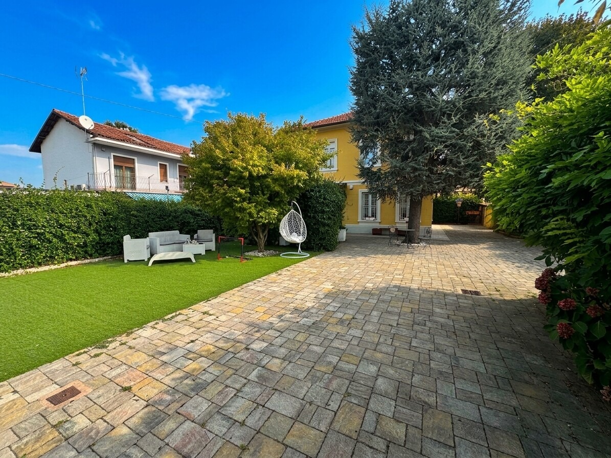 VILLETTA IN STILE LIBERTY CON GIARDINO PRIVATO