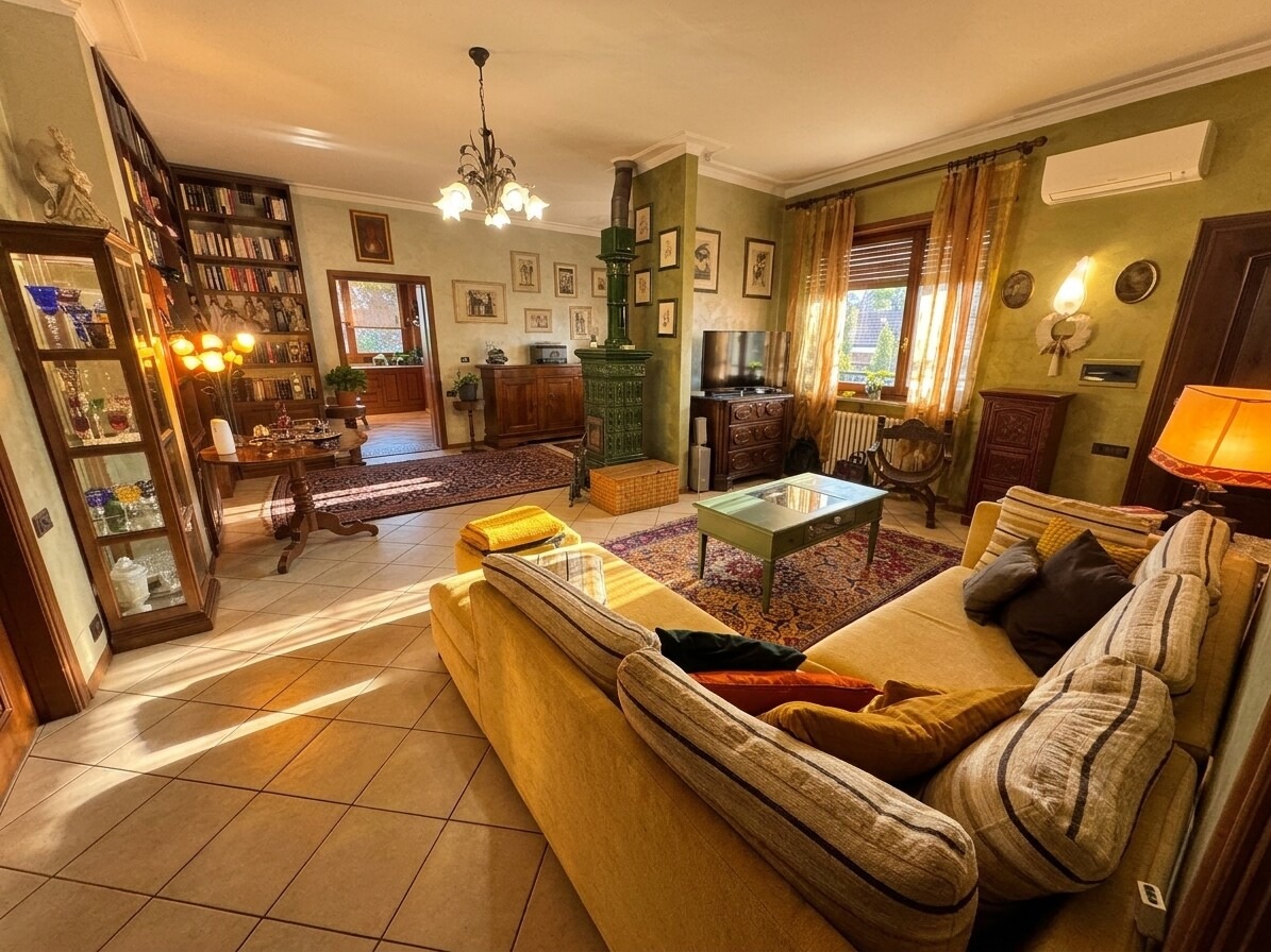 VILLA BIFAMILIARE CON AMPIO GIARDINO PRIVATO