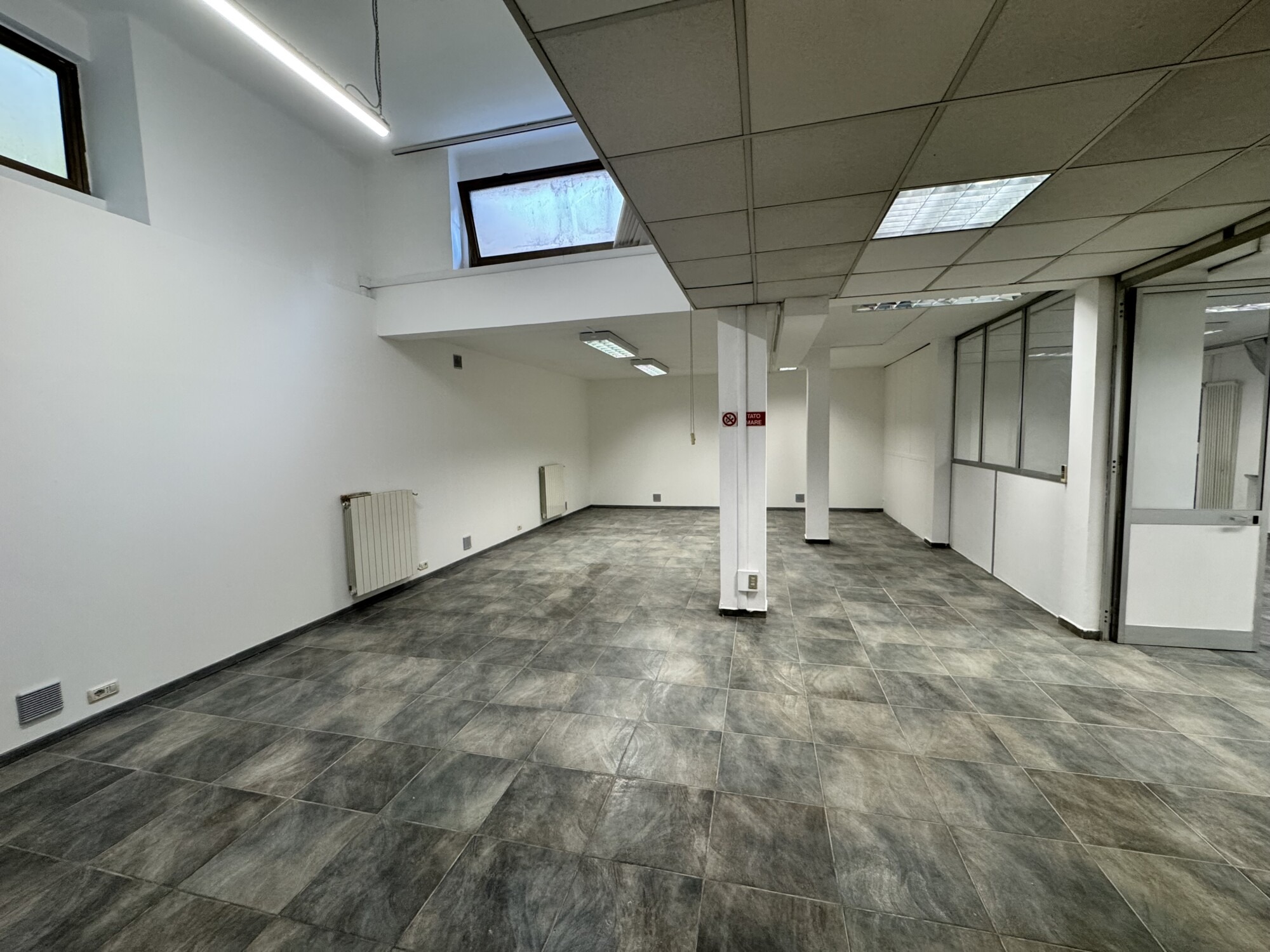 LOCALE COMMERCIALE DI MQ. 260 CON POSTO AUTO