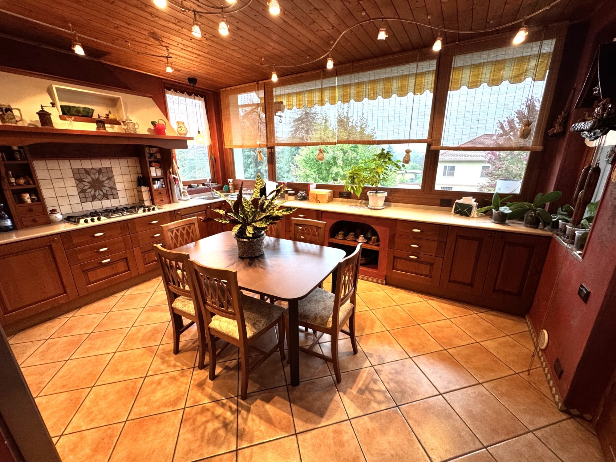 VILLA BIFAMILIARE CON AMPIO GIARDINO PRIVATO