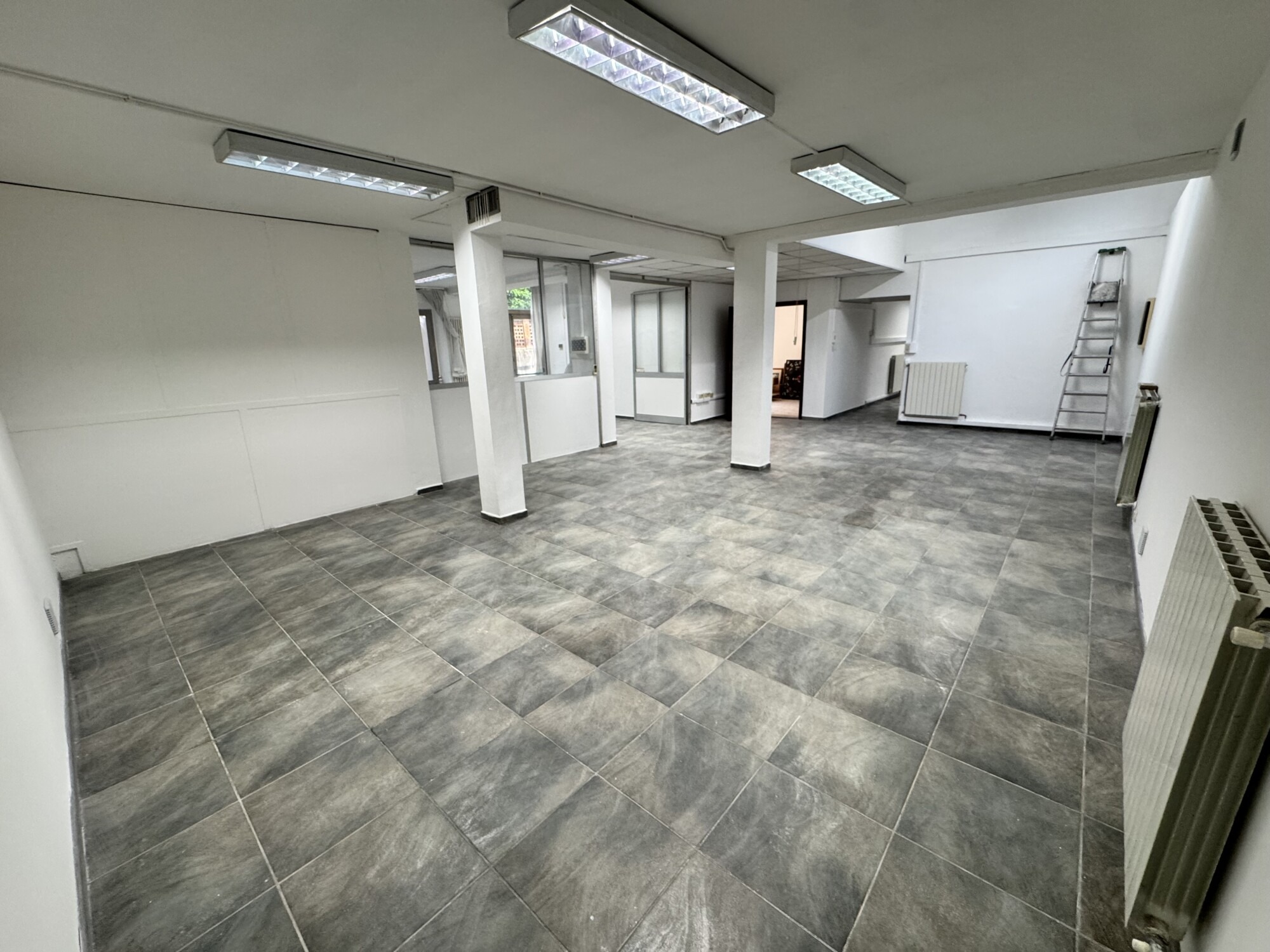 LOCALE COMMERCIALE DI MQ. 260 CON POSTO AUTO