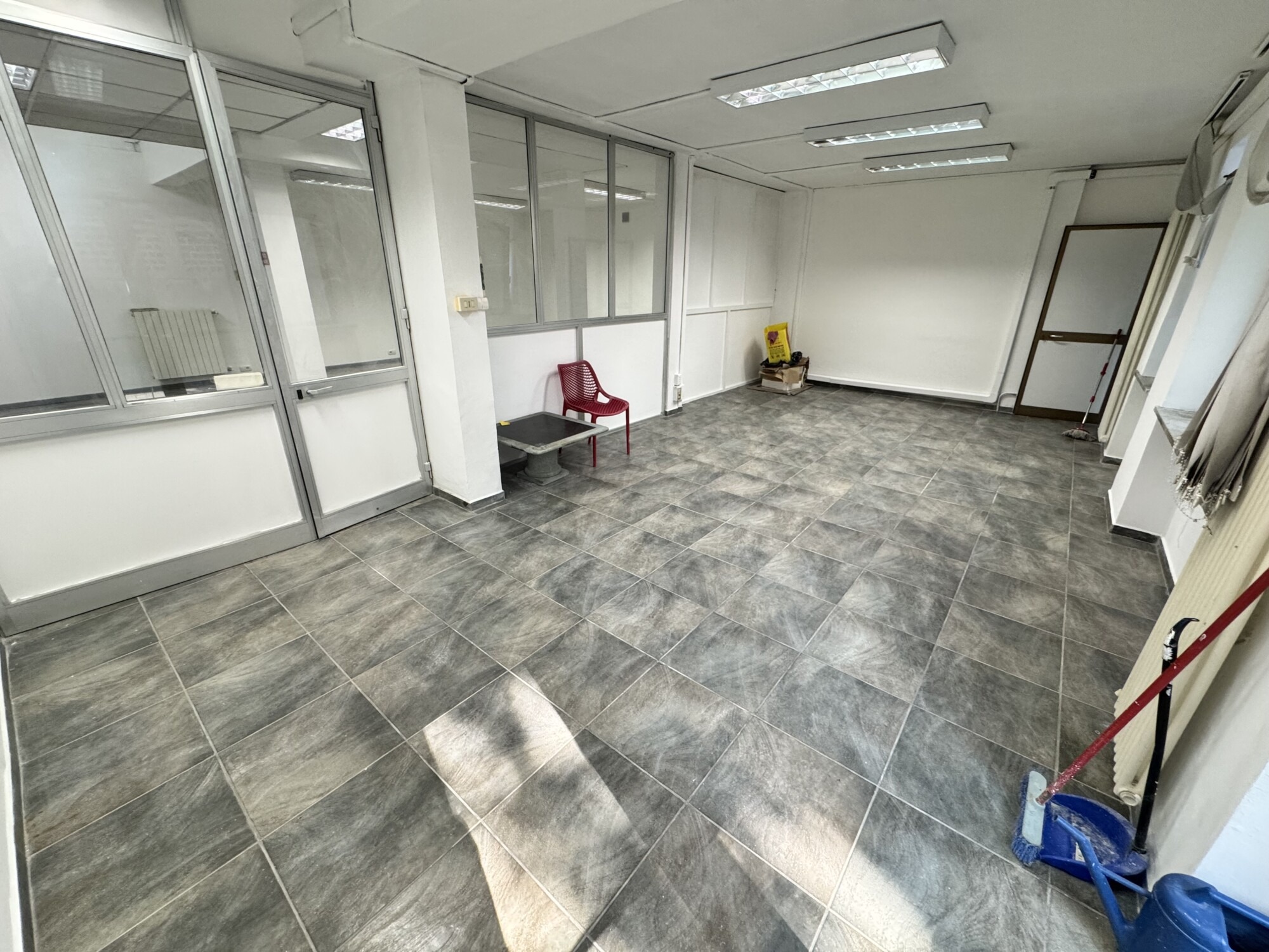 LOCALE COMMERCIALE DI MQ. 260 CON POSTO AUTO